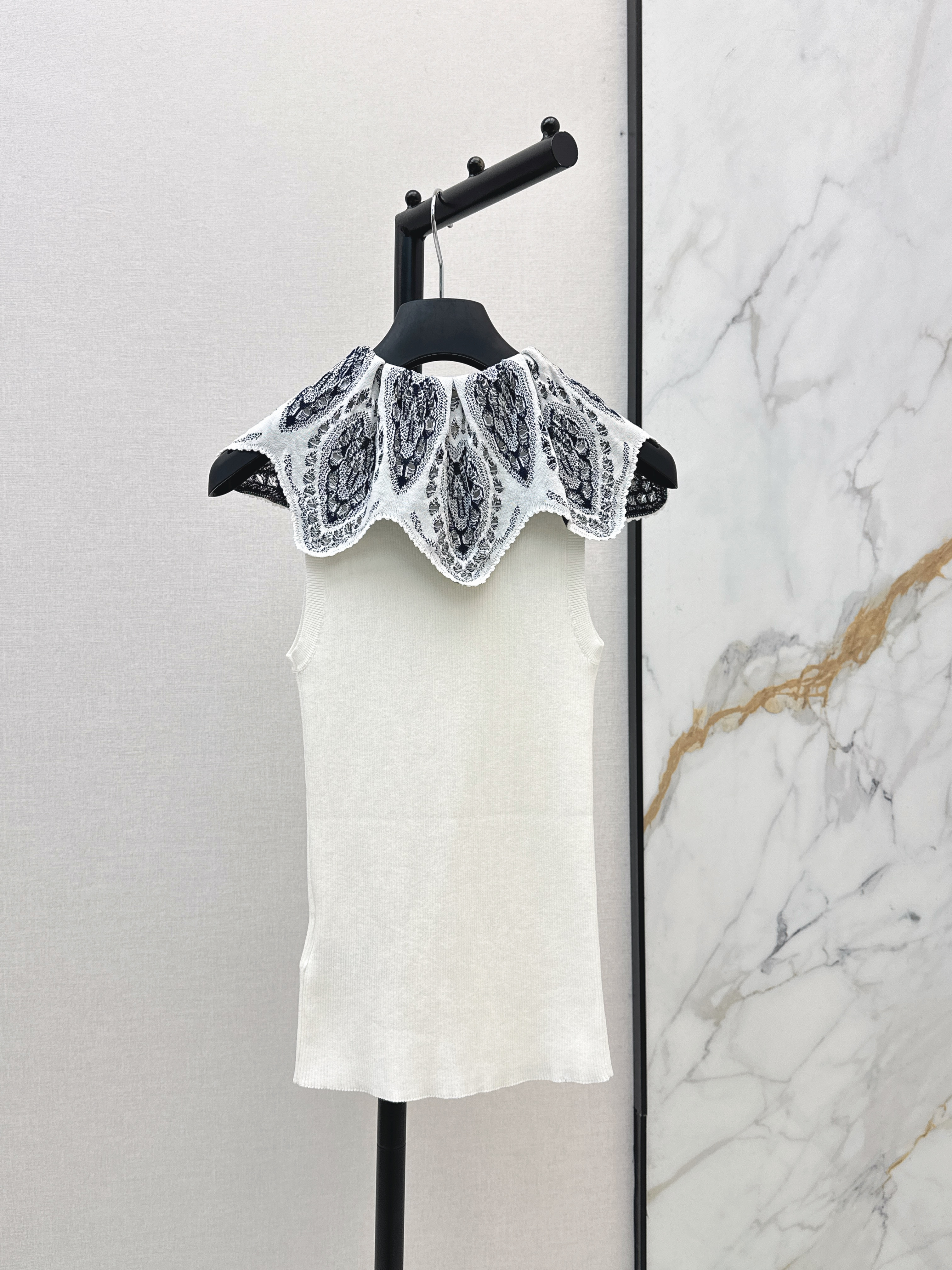CD 26ss knit vest with print scraf collar