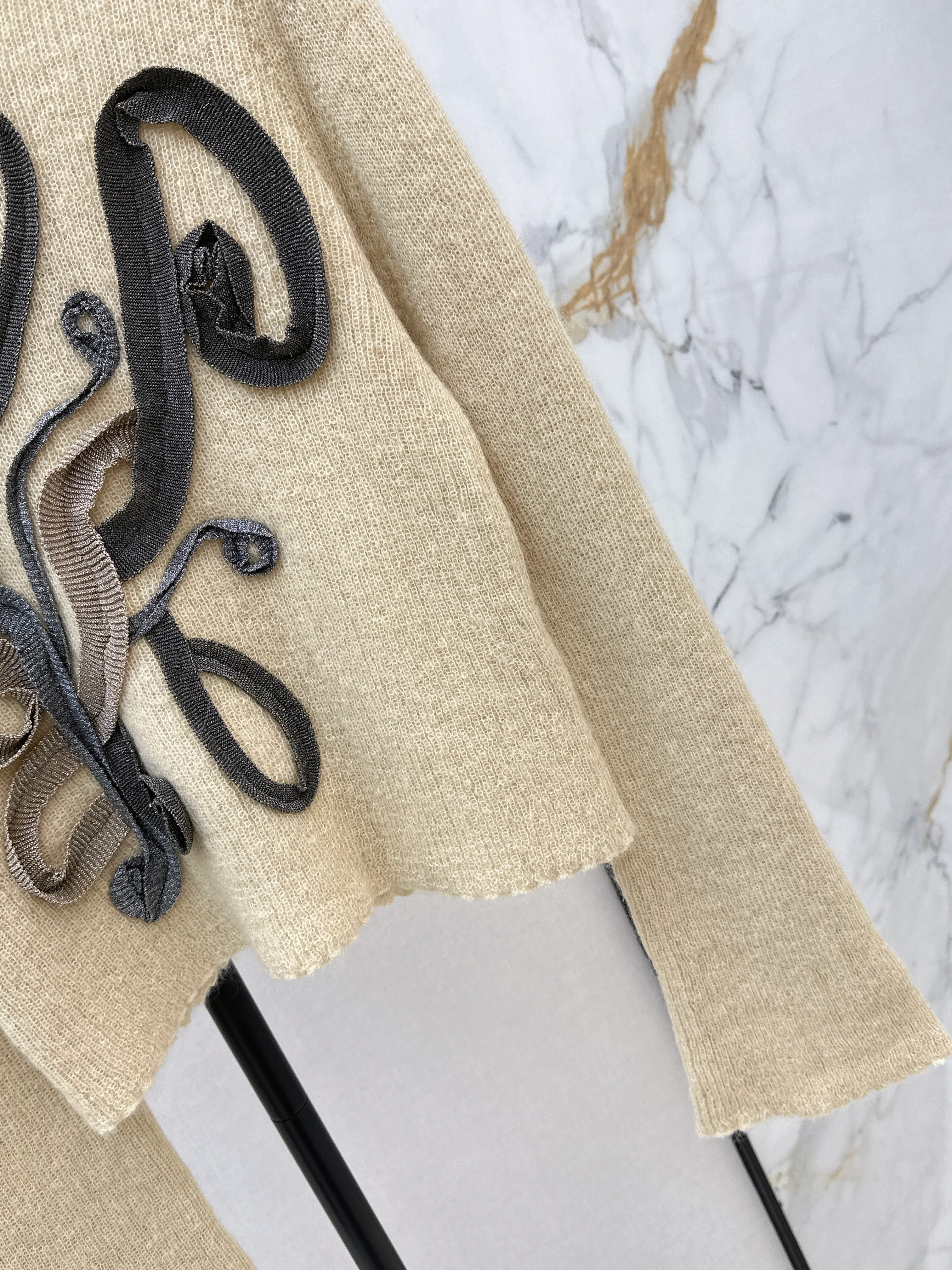 Louis 26ss rosette detail sweater