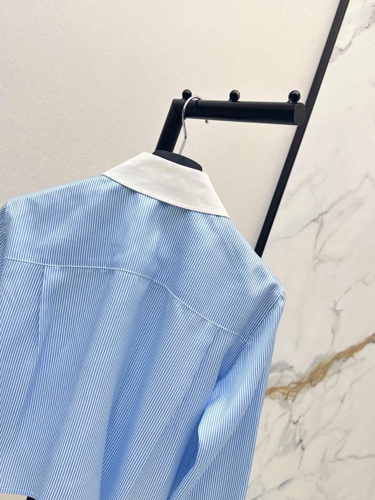 CD 26ss striped tie-front cropped shirt