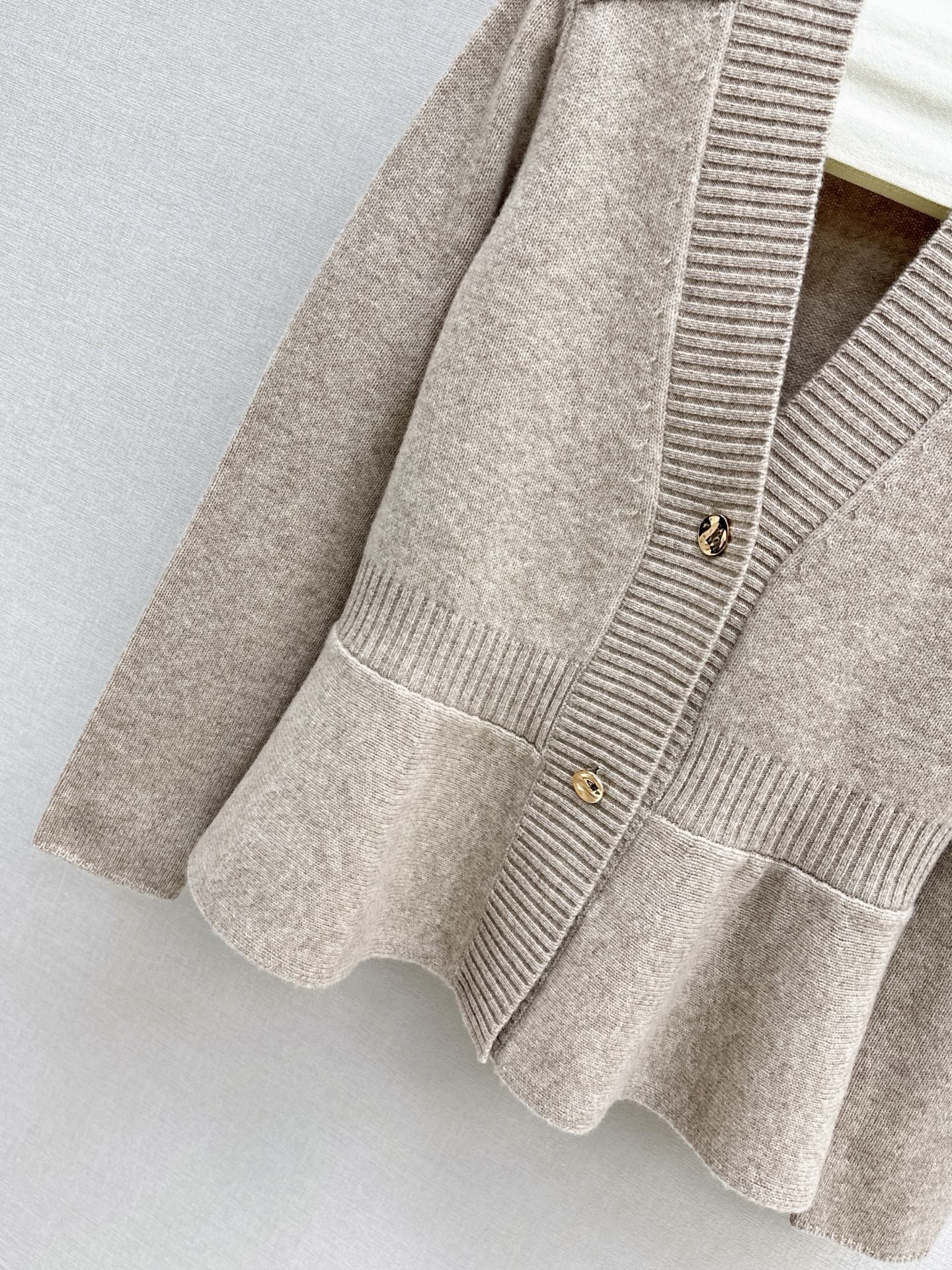 CD 26ss ruffle v-neck sweater