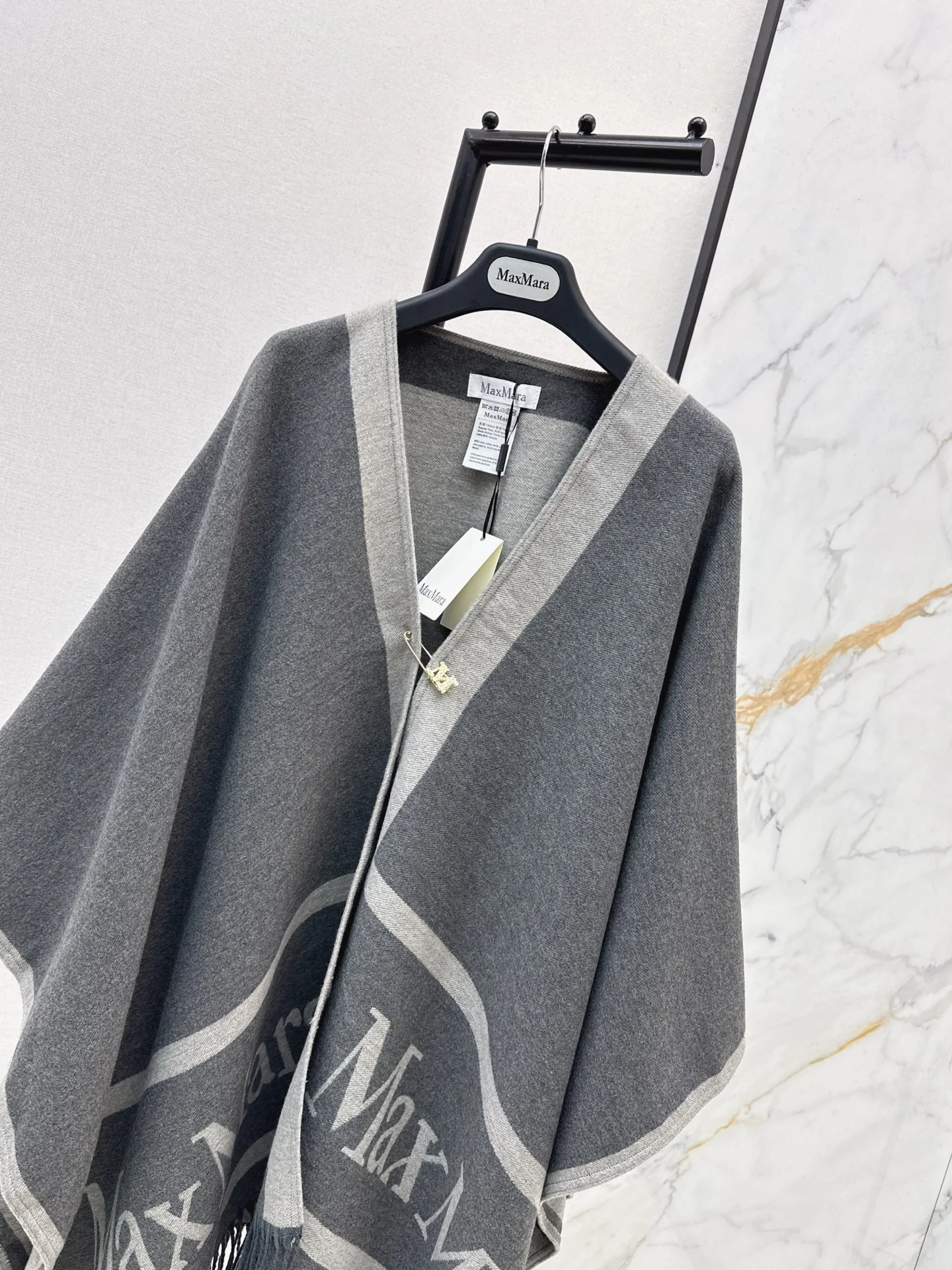 Max 26ss jacquard cape