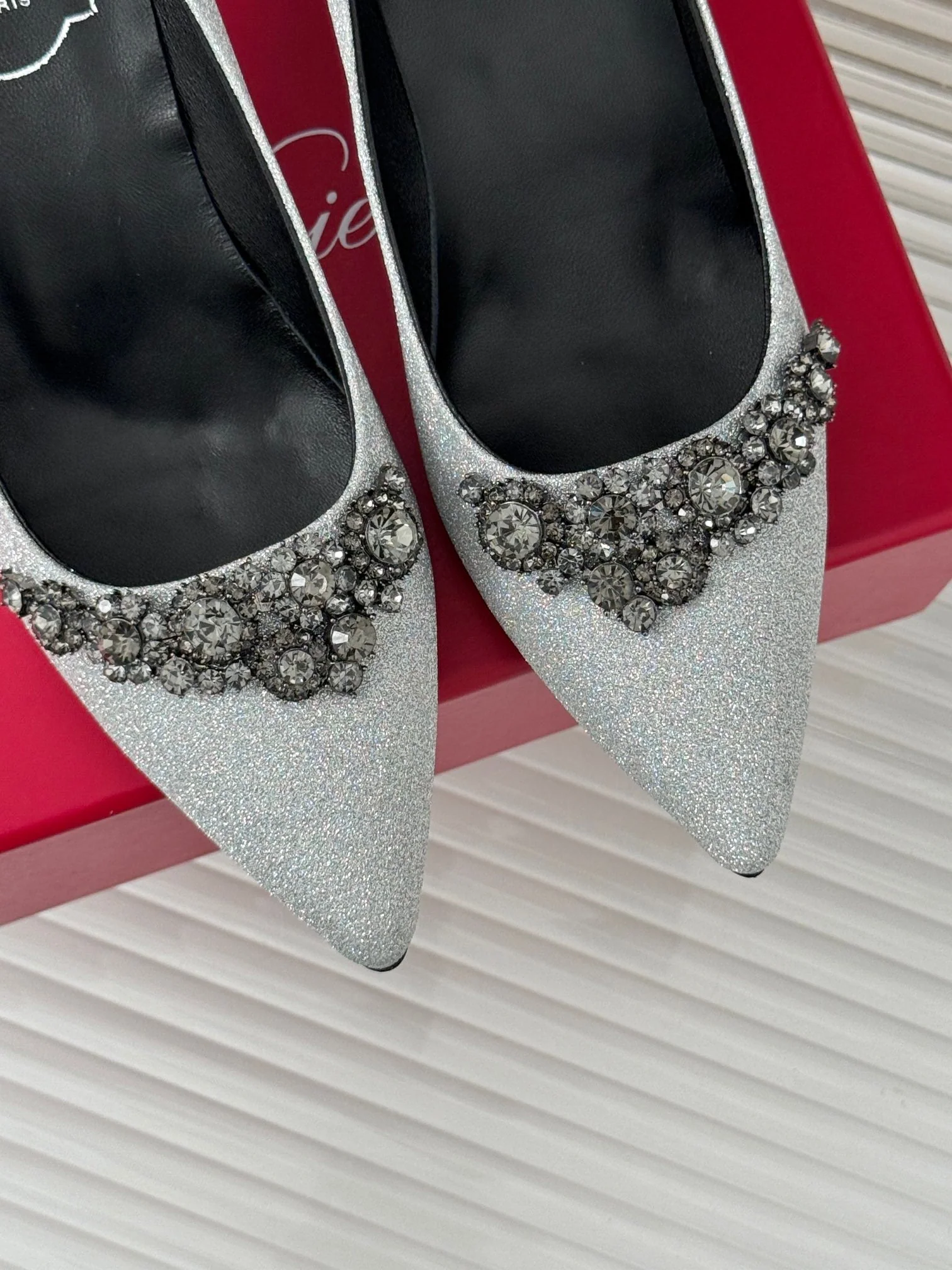 R Vi rhinestone pump