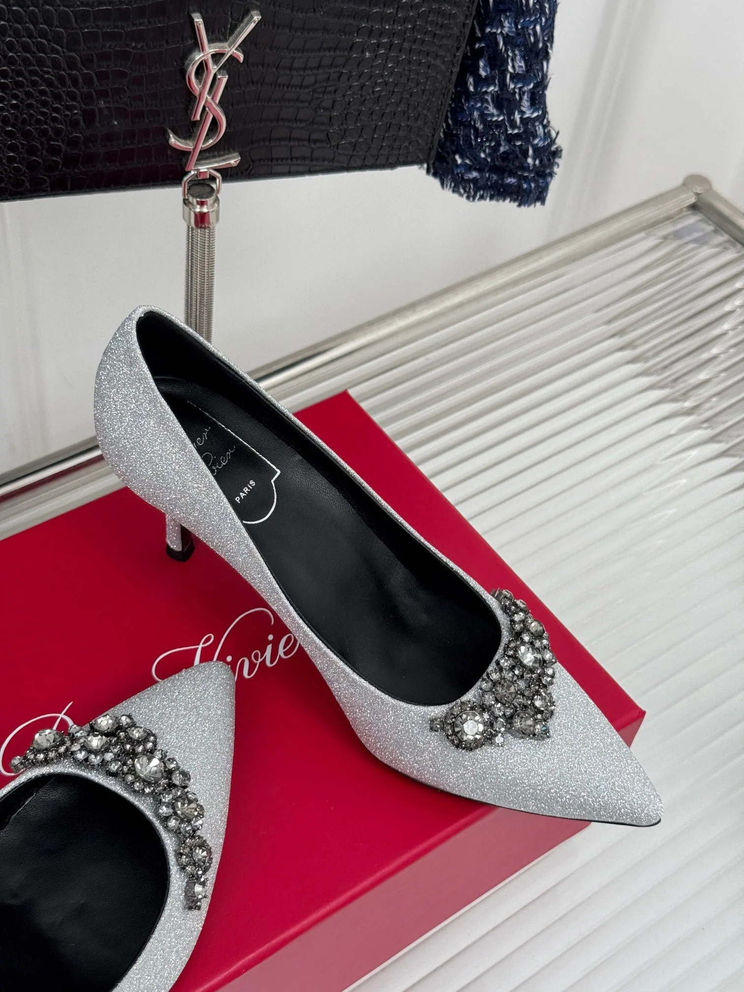 R Vi rhinestone pump