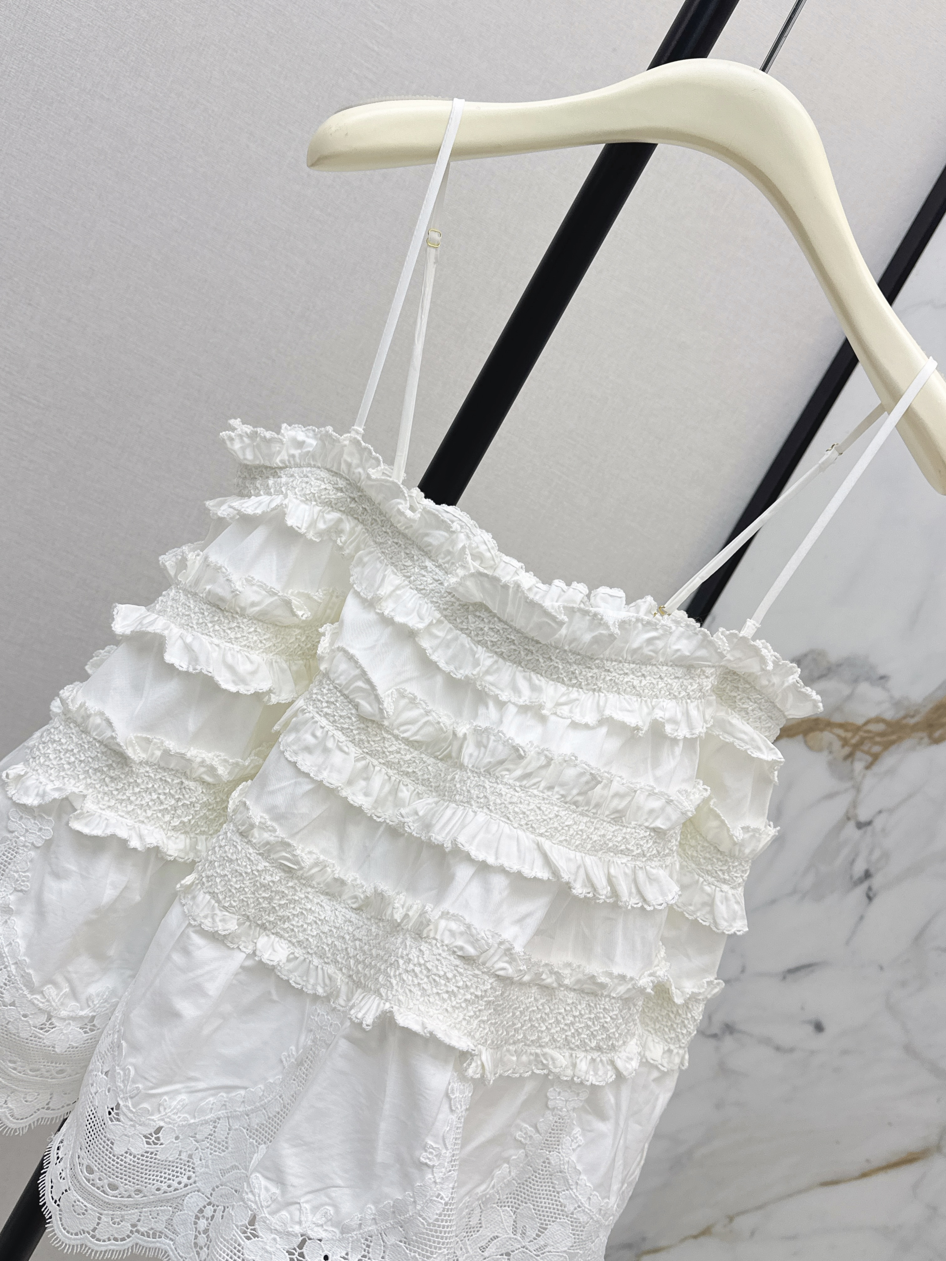 Zimm 26ss ruffle camisole top