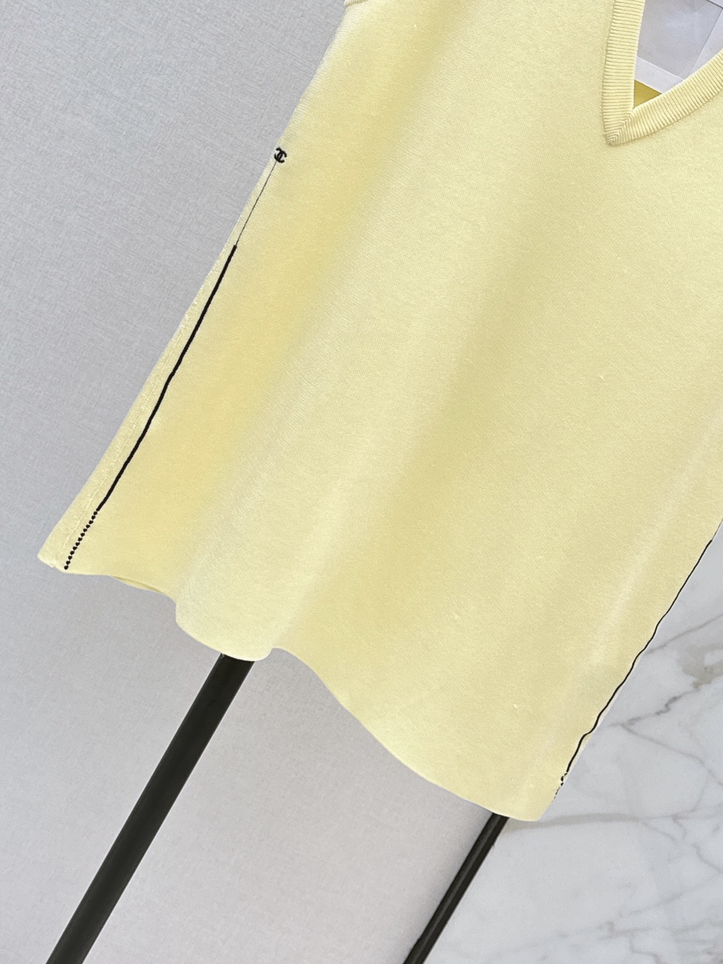 Chan 26ss v-neck sleeveless knitwear