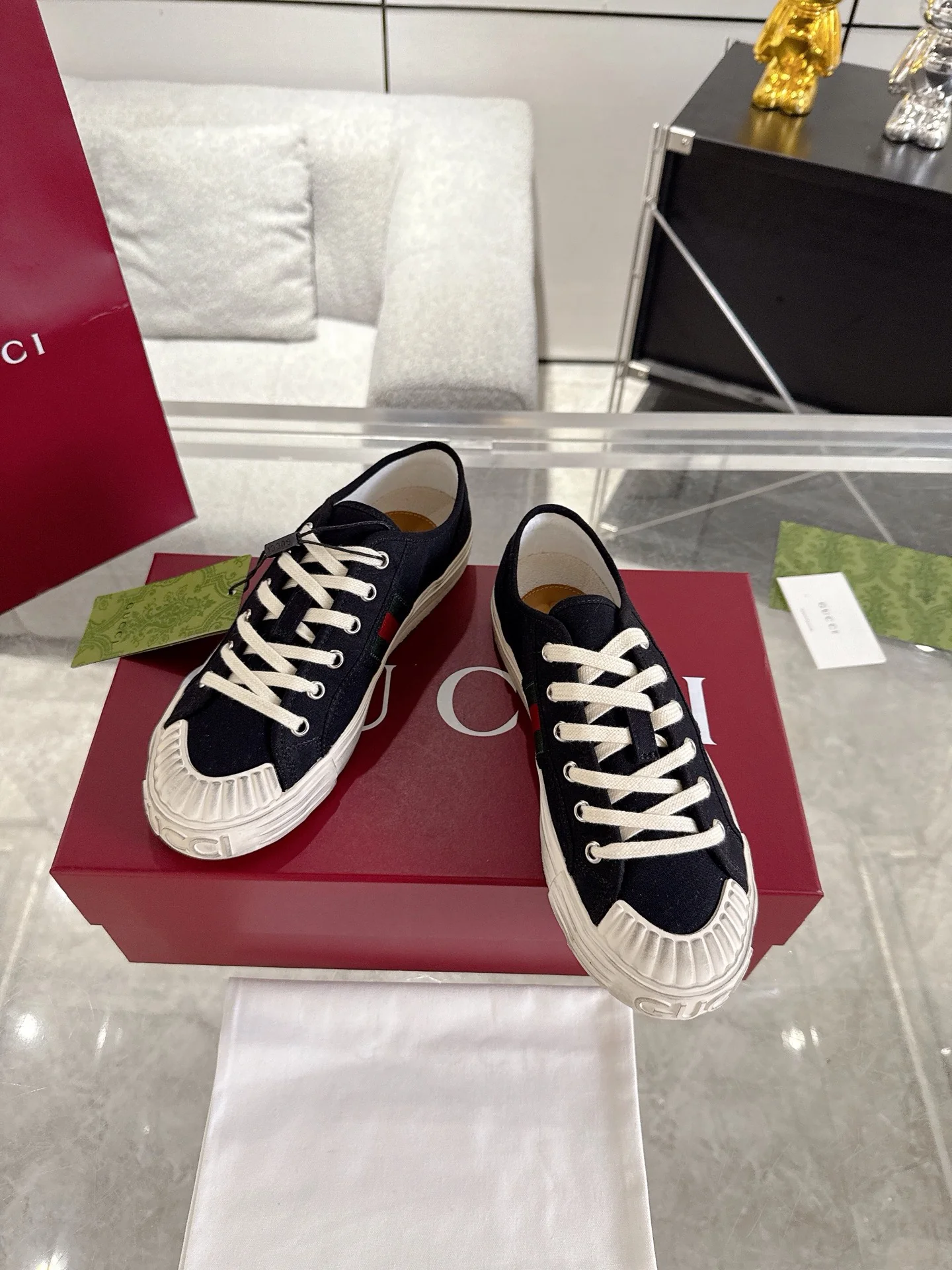 Guc sneakers