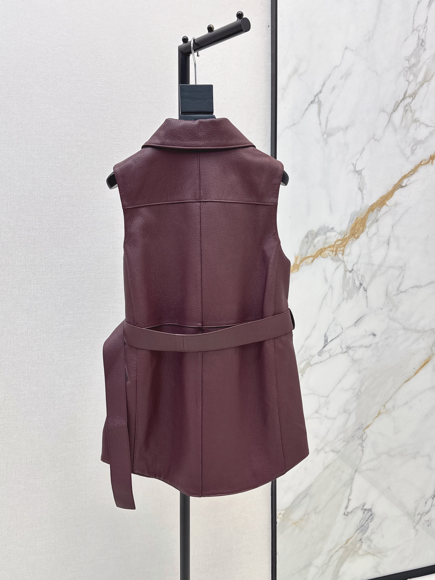 Her 26ss leather vest jacket