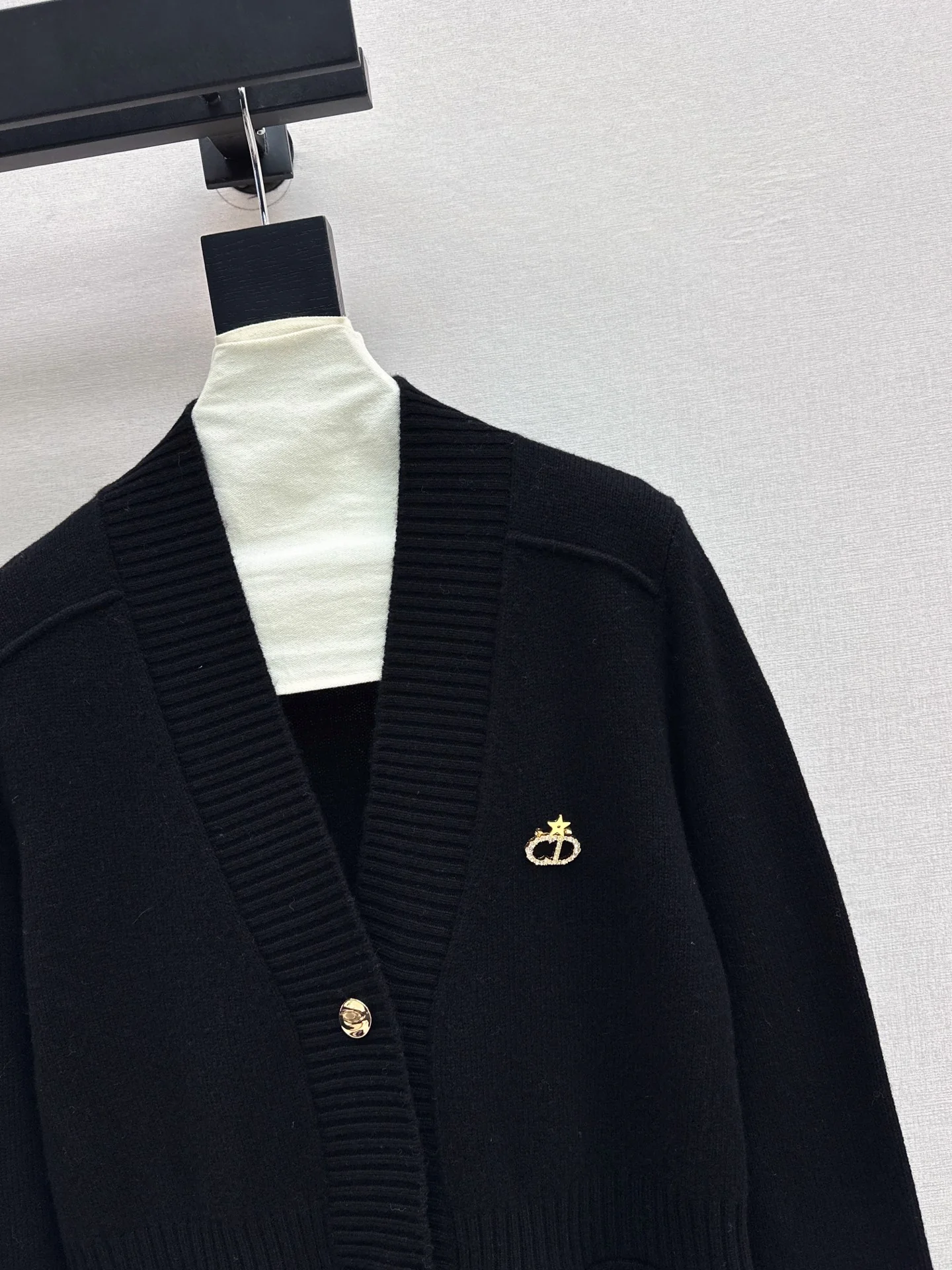 CD 26ss ruffle v-neck sweater