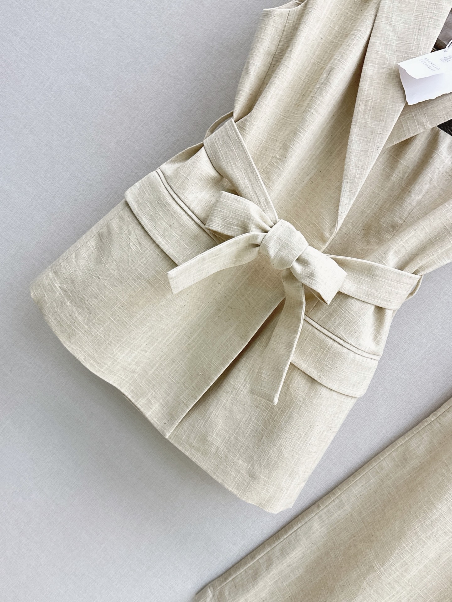 Brun 26ss sleeveless belted shirt