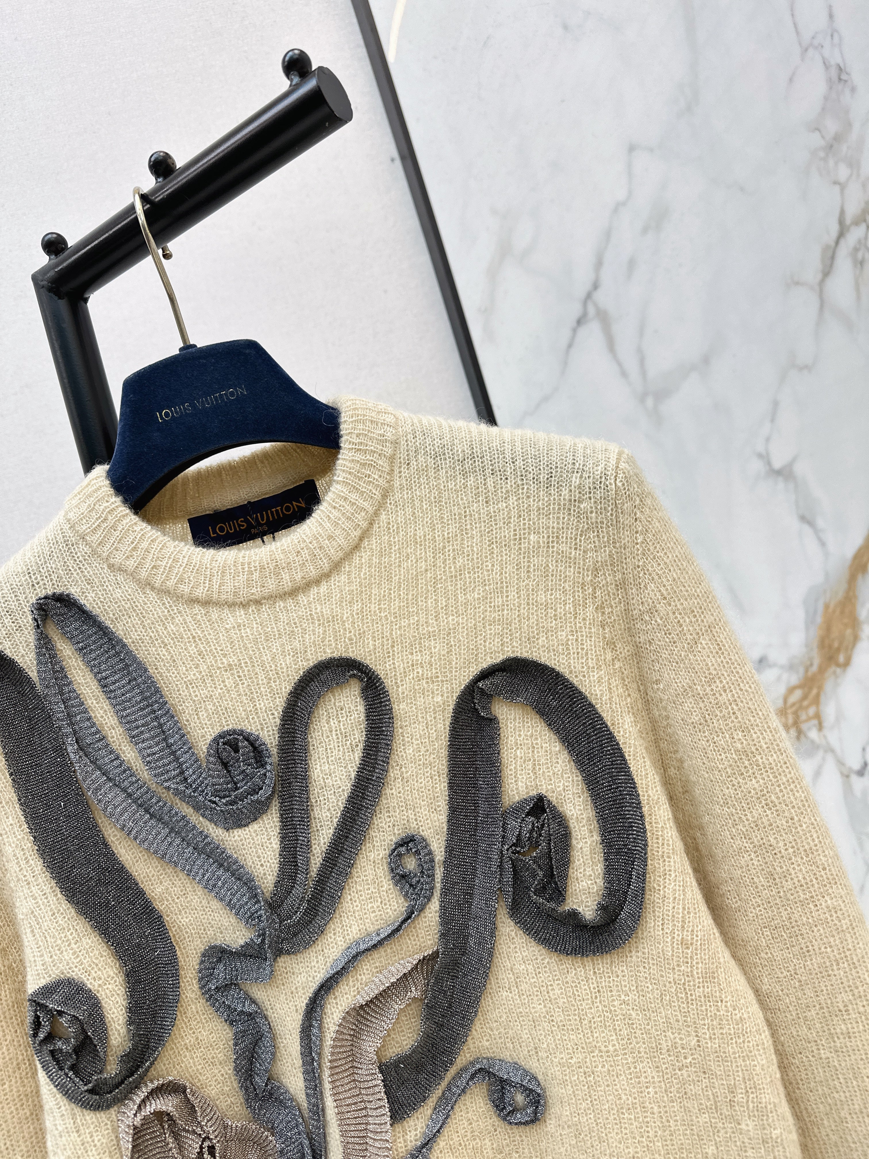 Louis 26ss rosette detail sweater