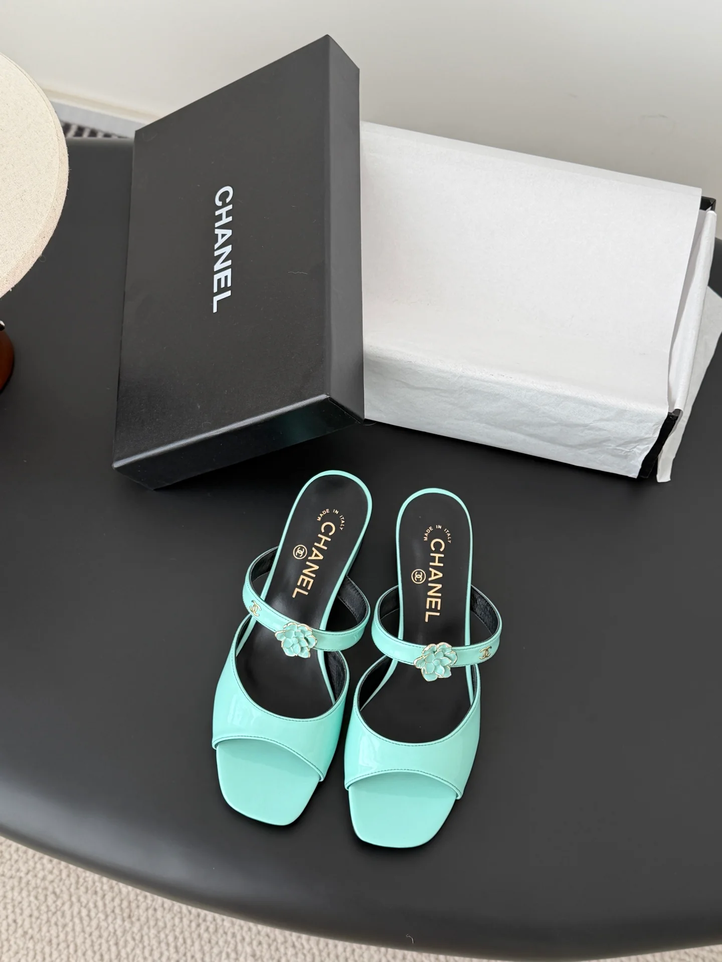 Chan 26ss camellia leather sandals