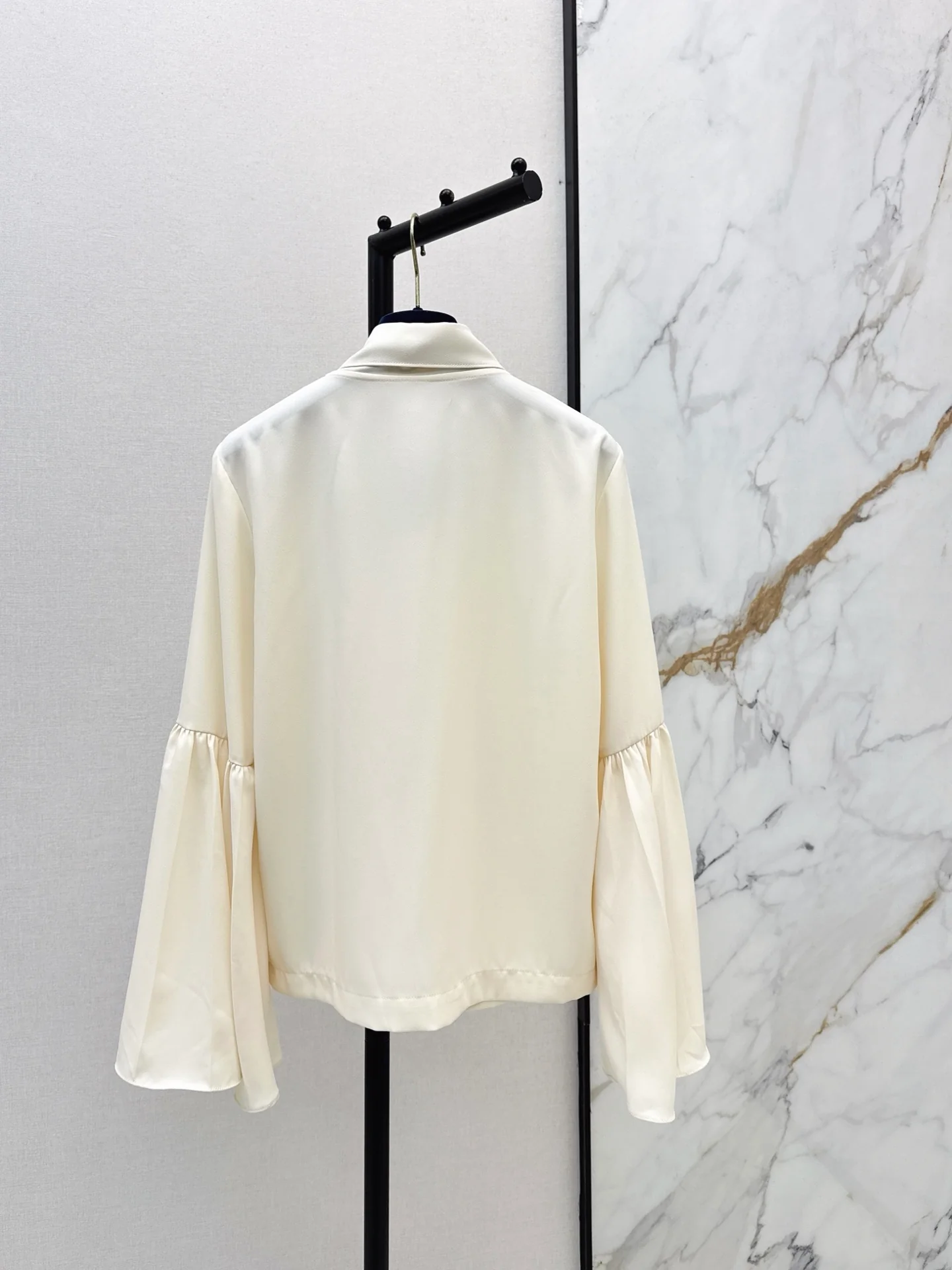 Louis 25fw ribbon flare sleeve shirt