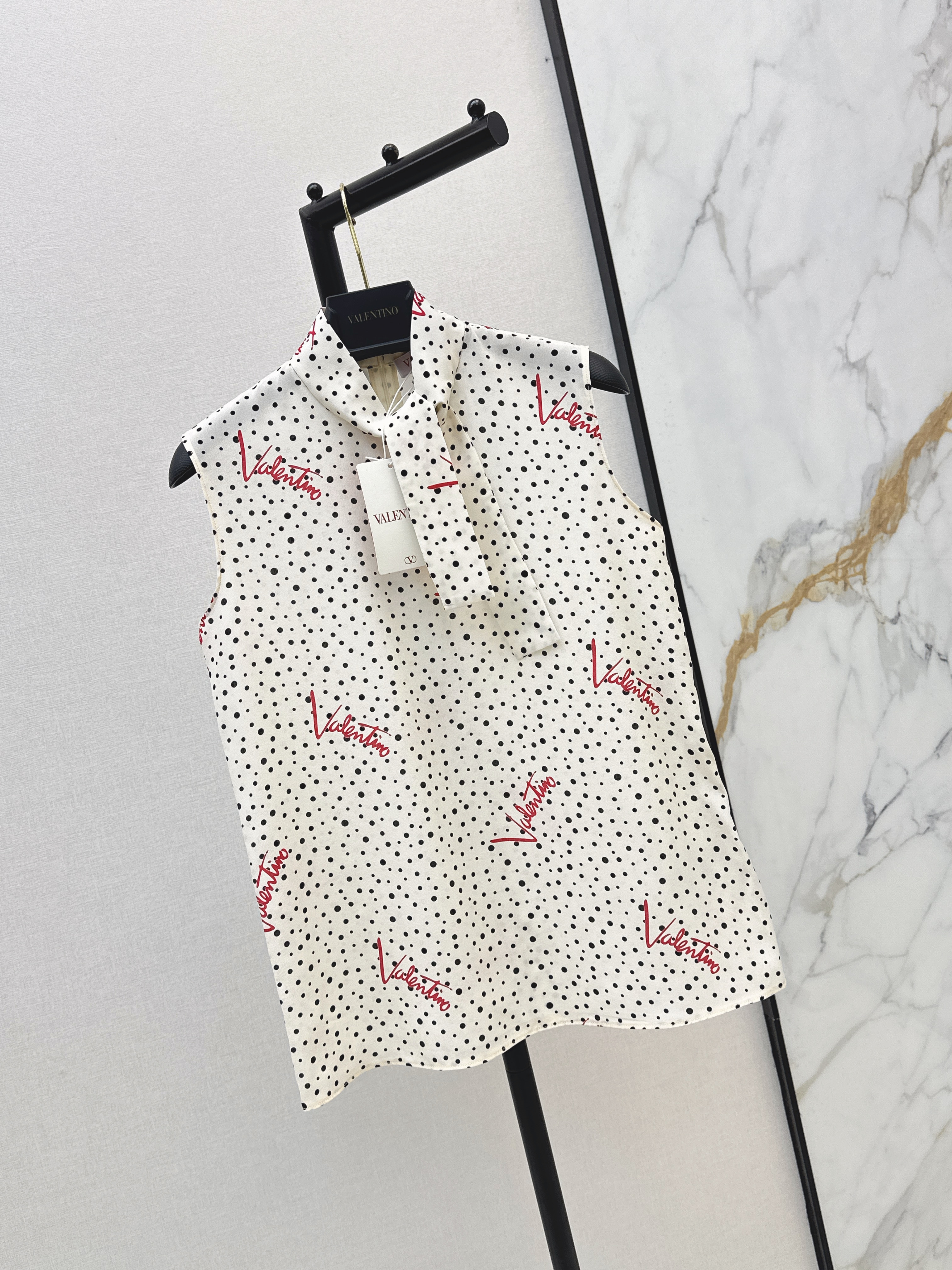 Valen 26ss sleeveless silk shirt