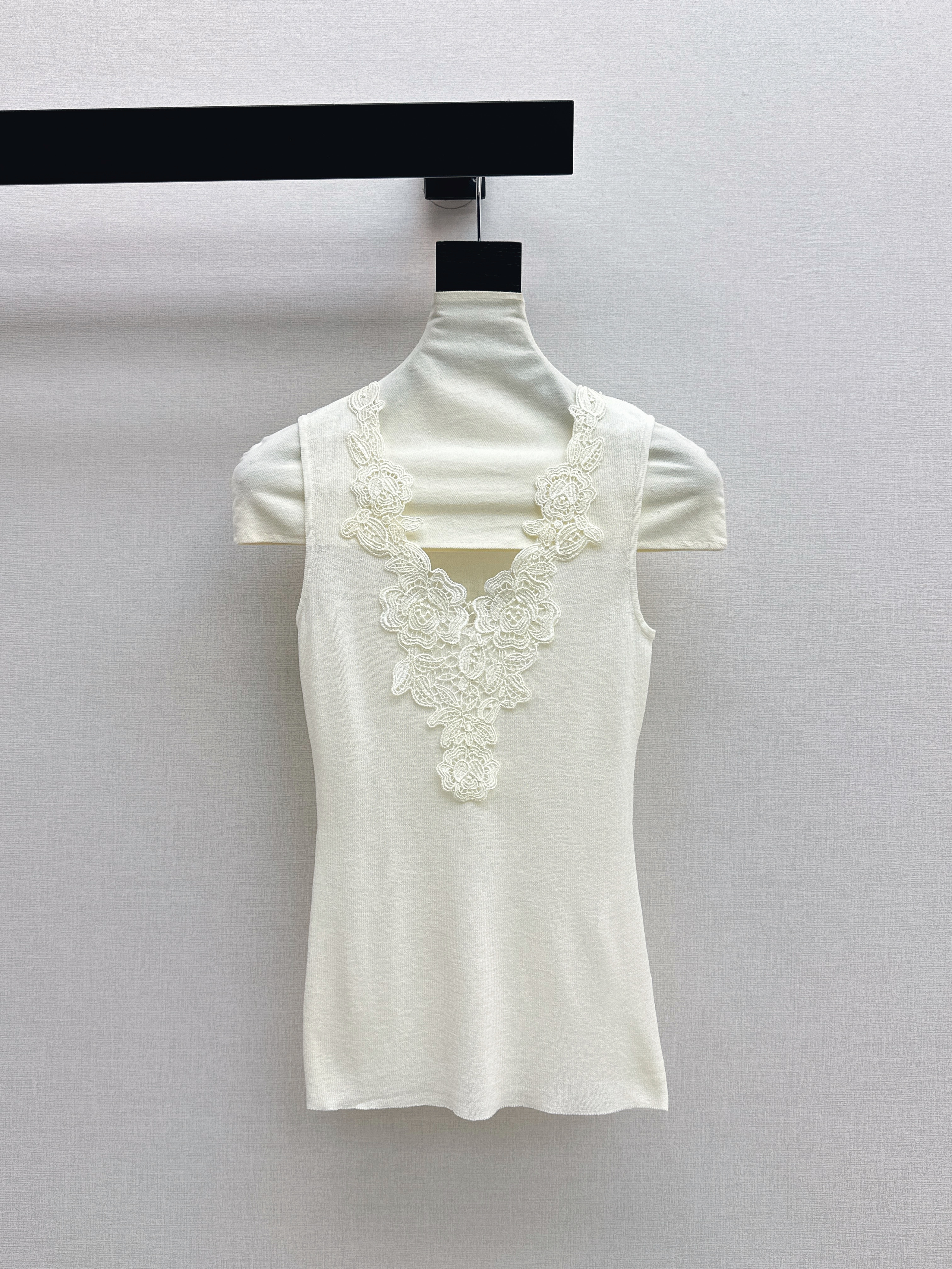 Chol 26ss lace contrac sleeveless vest