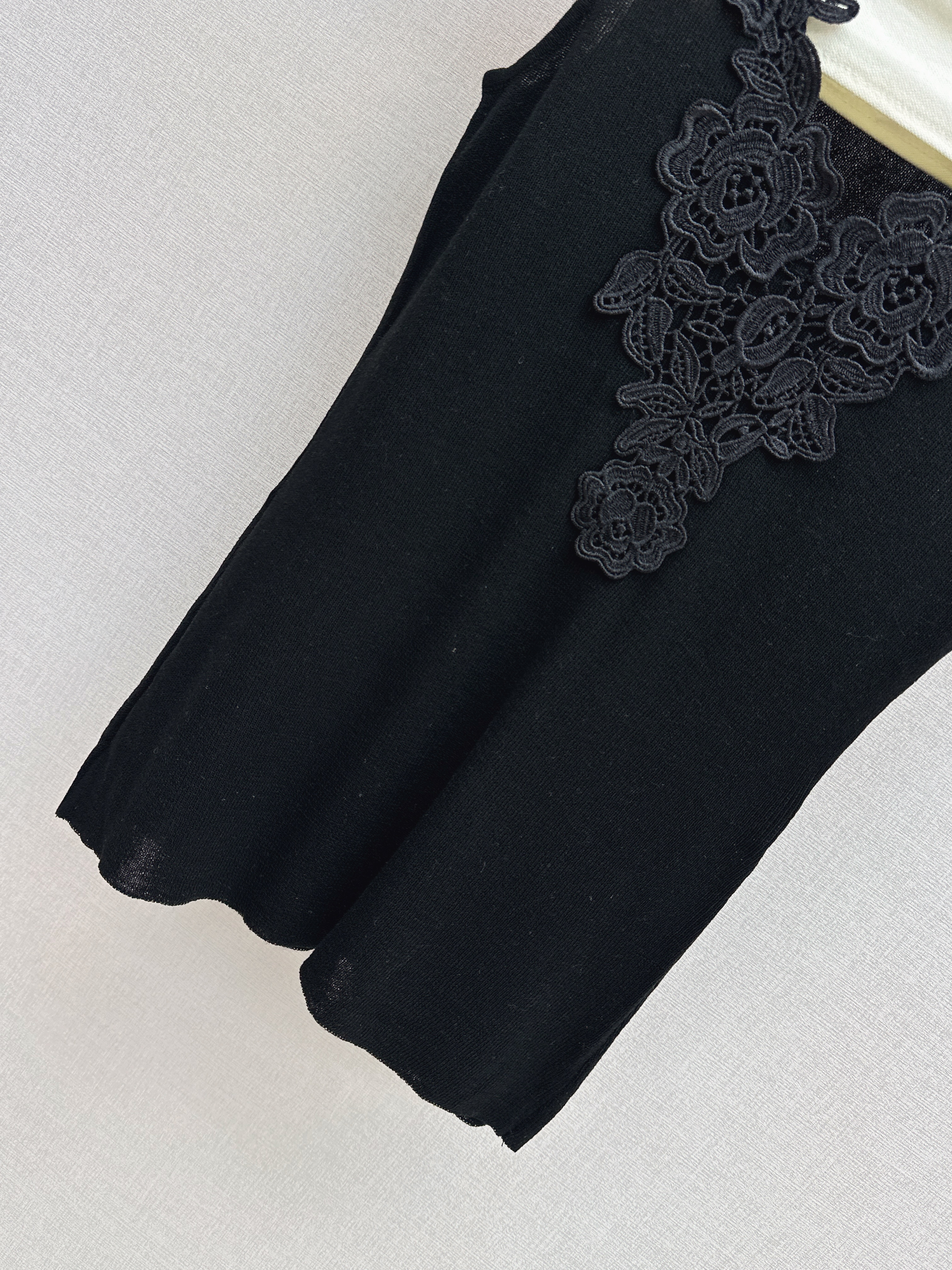 Chol 26ss lace contrac sleeveless vest