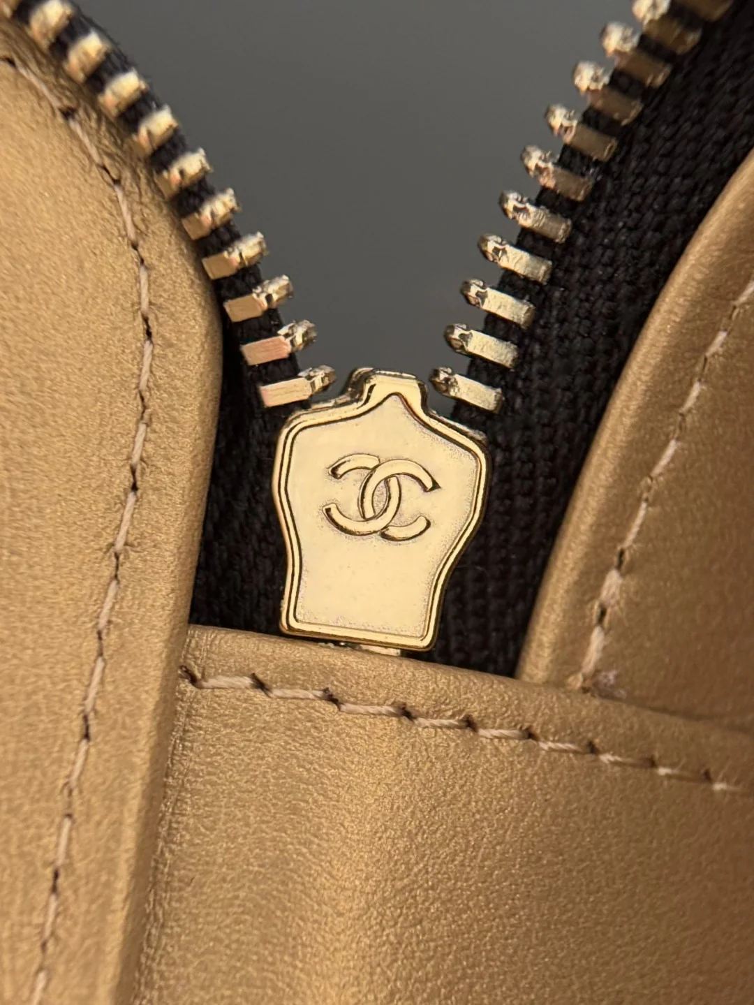 Chan chain shoulder bag with gold ball charm