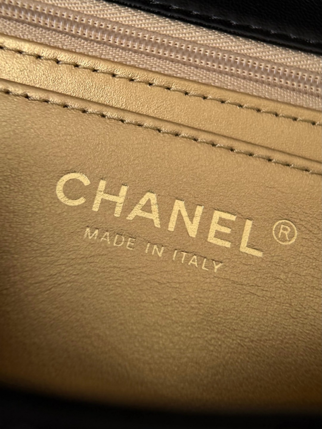 Chan 26ss flap chain bag with gold-tone hardwave