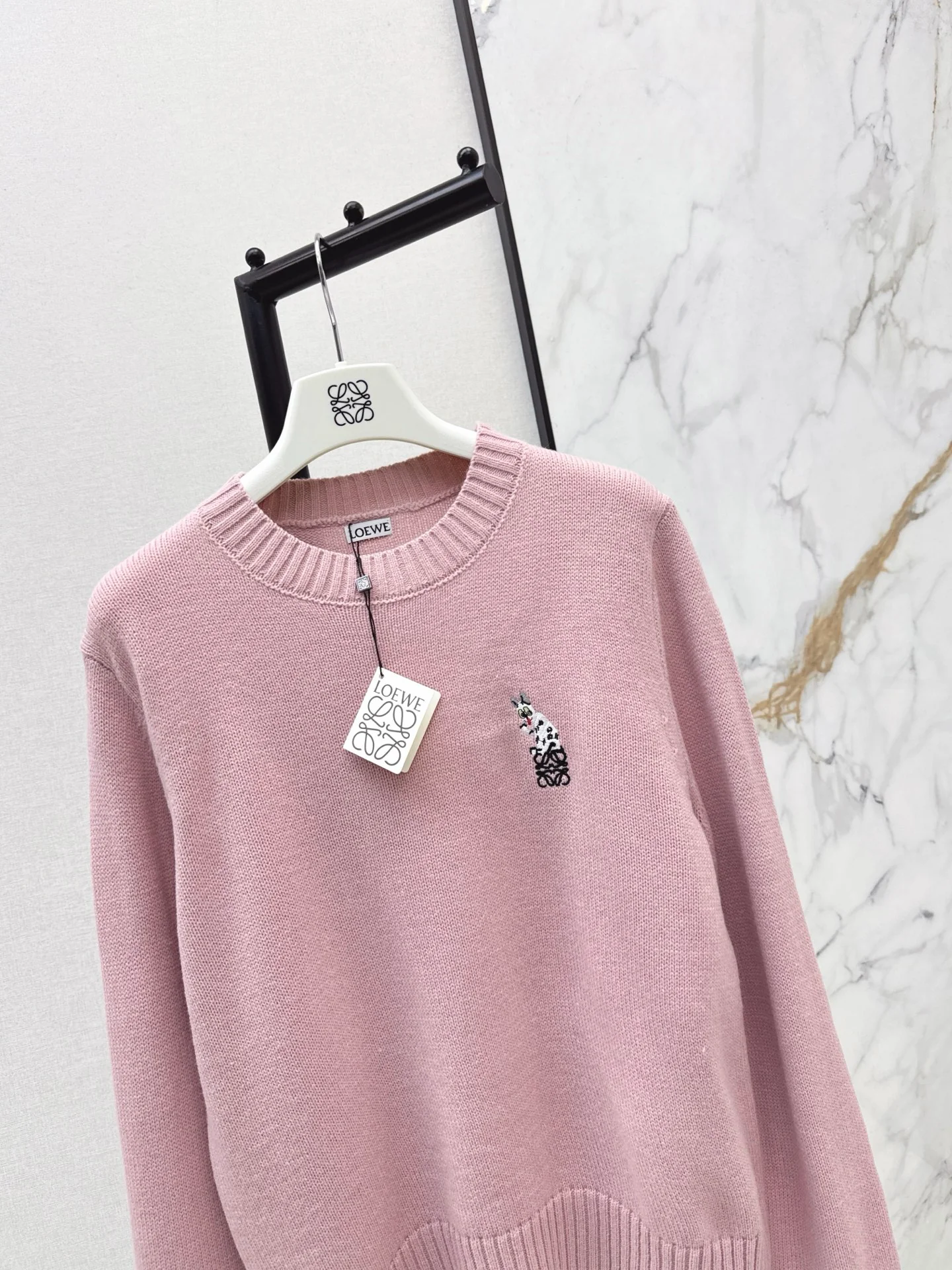 Loe 25fw embroidery sweater
