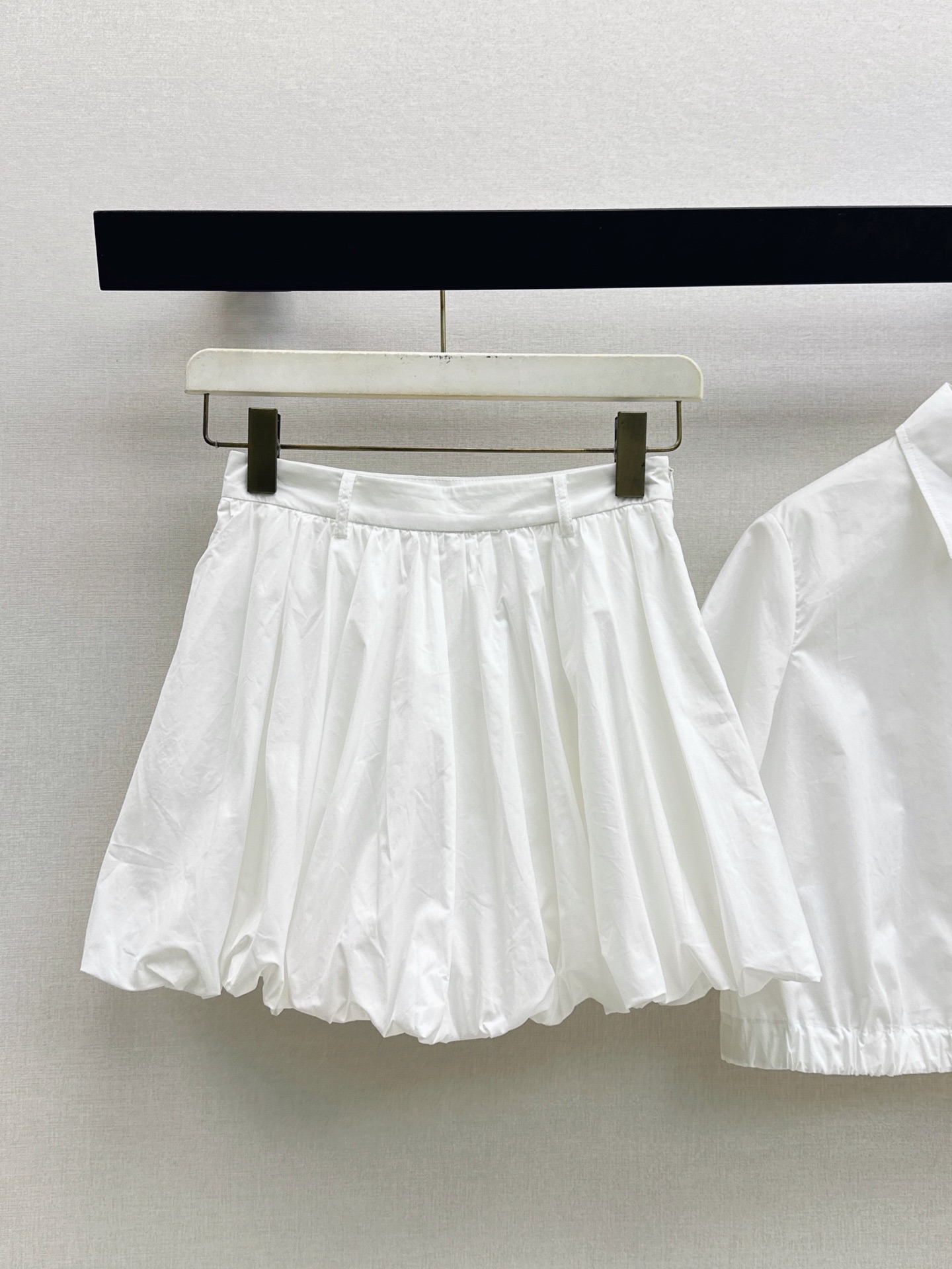 Loe 26ss cropped shirt mini skirt set