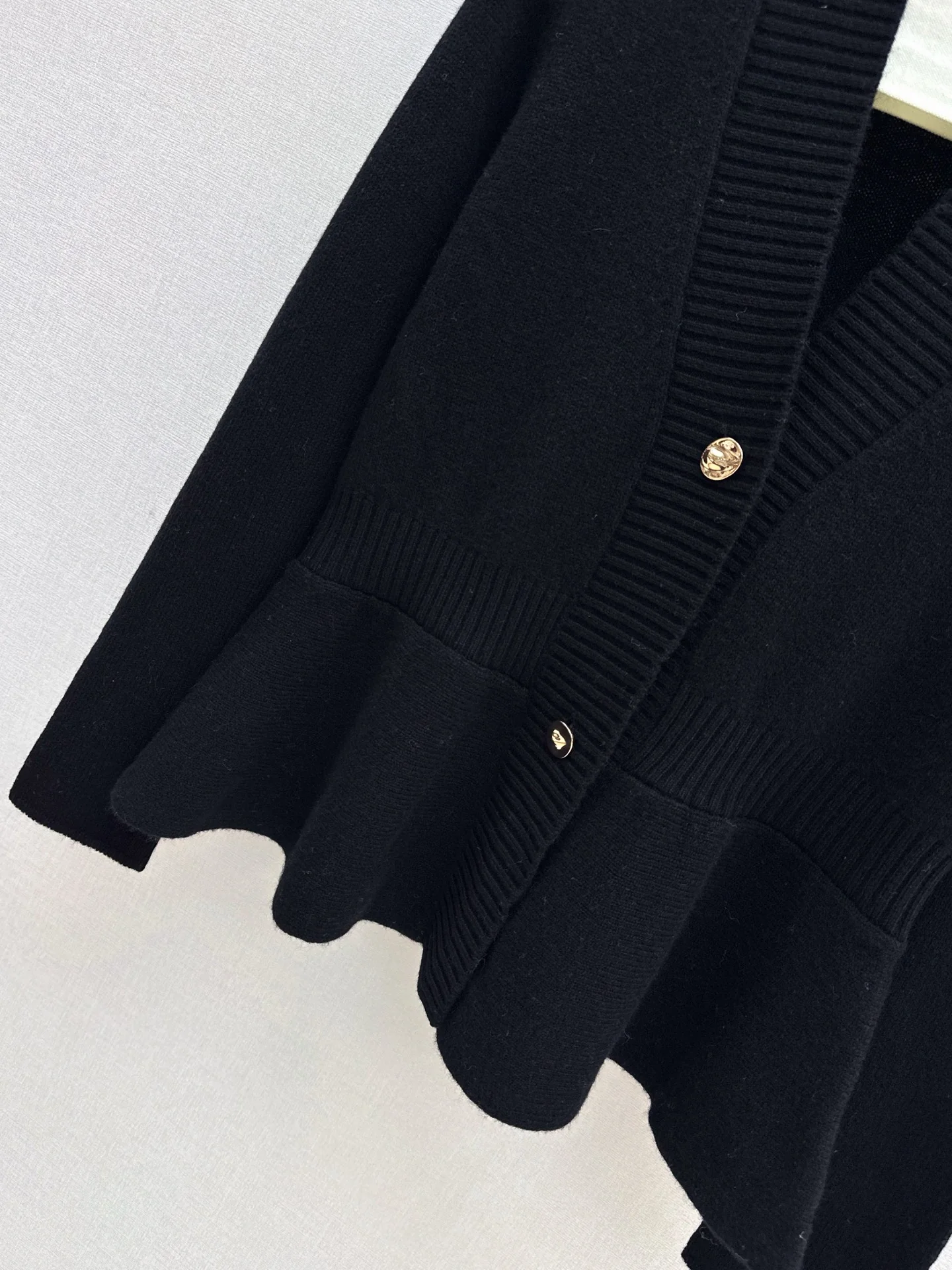 CD 26ss ruffle v-neck sweater