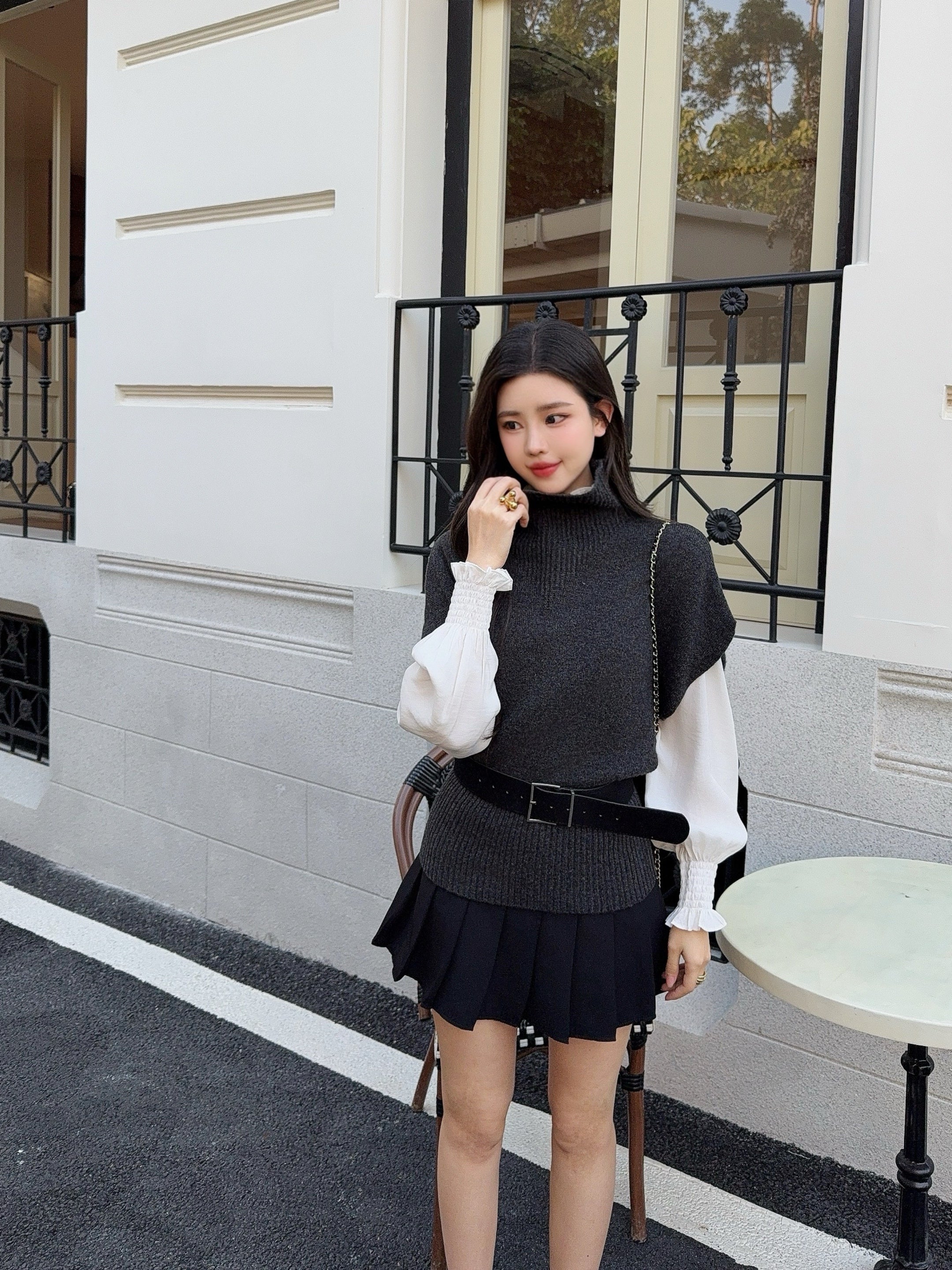 Brun 26ss sleeveless sweater with belted