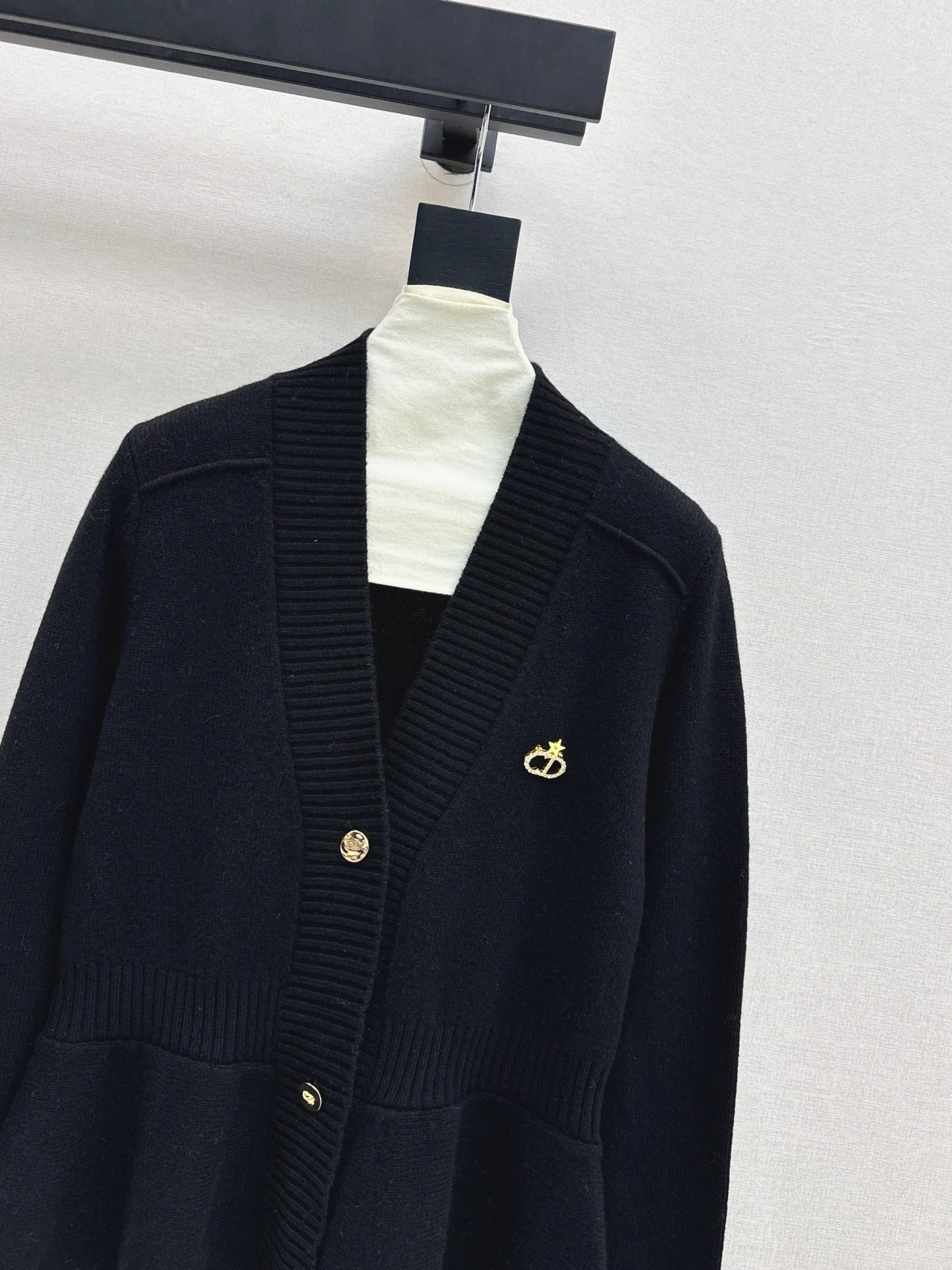 CD 26ss ruffle v-neck sweater