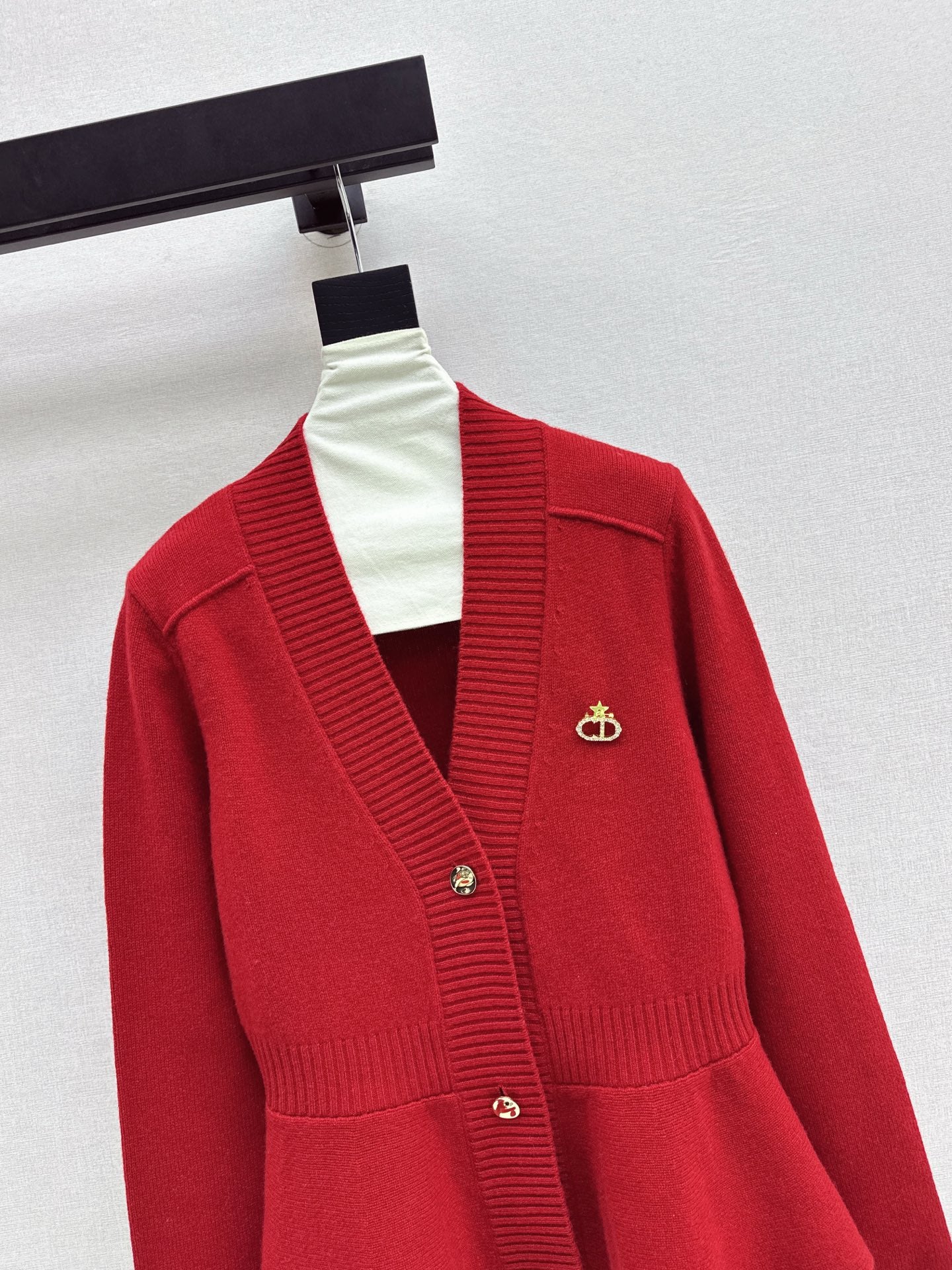 CD 26ss ruffle v-neck sweater