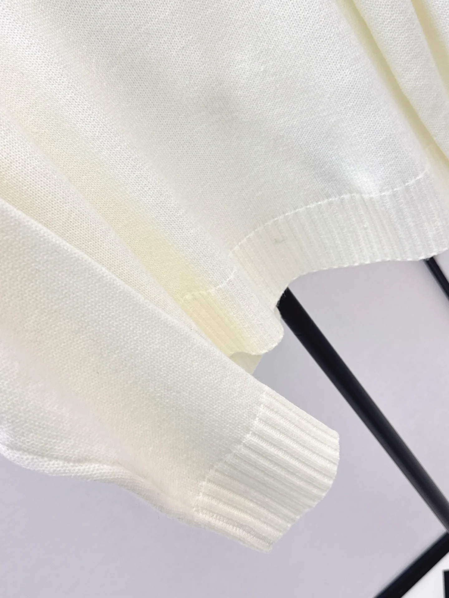 Loe 25fw embroidery sweater