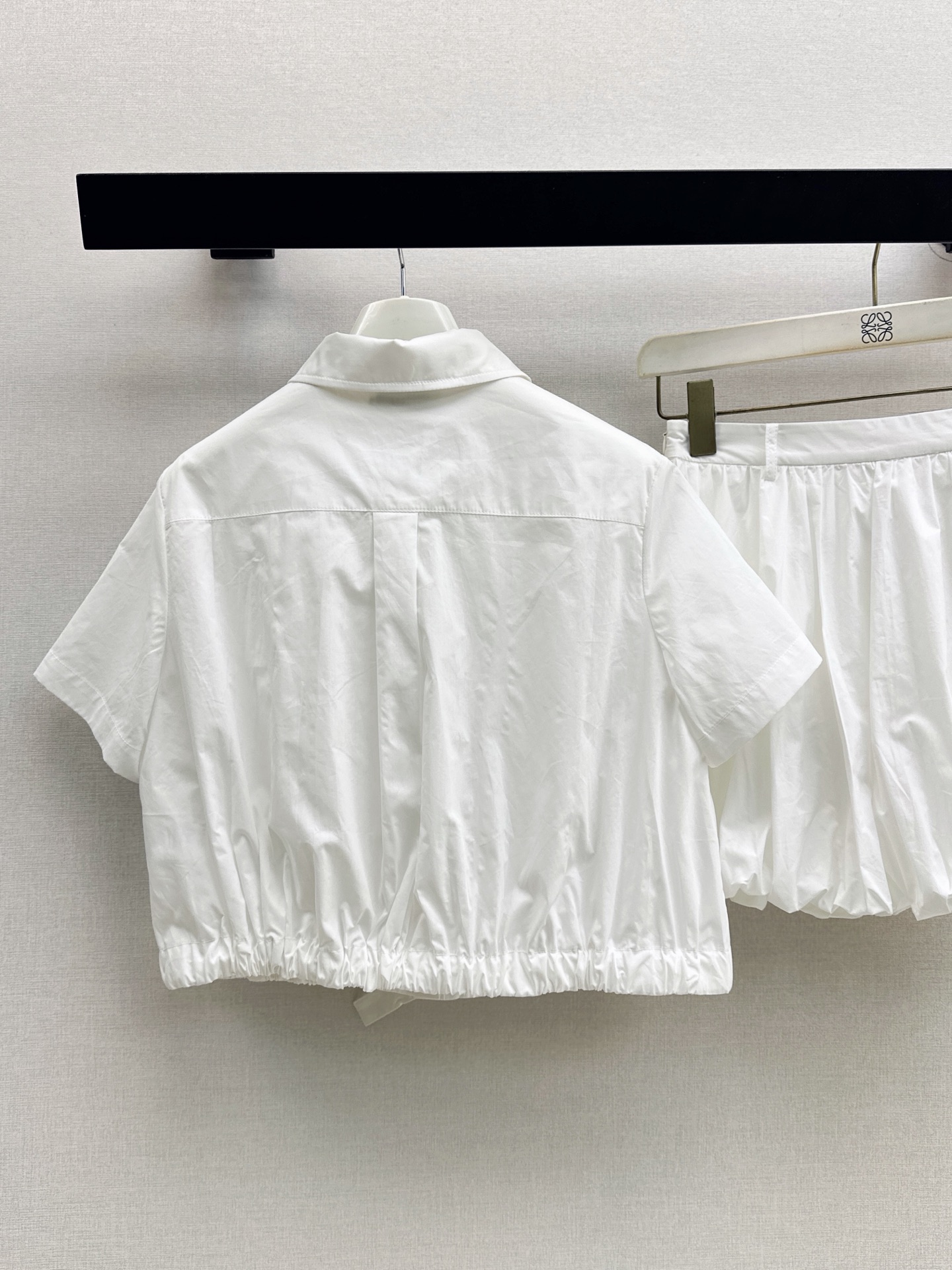 Loe 26ss cropped shirt mini skirt set