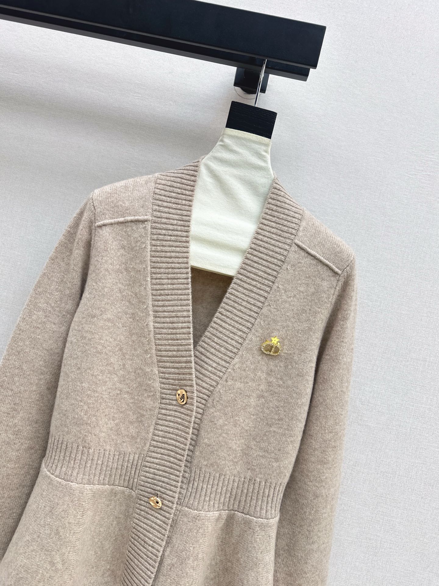 CD 26ss ruffle v-neck sweater