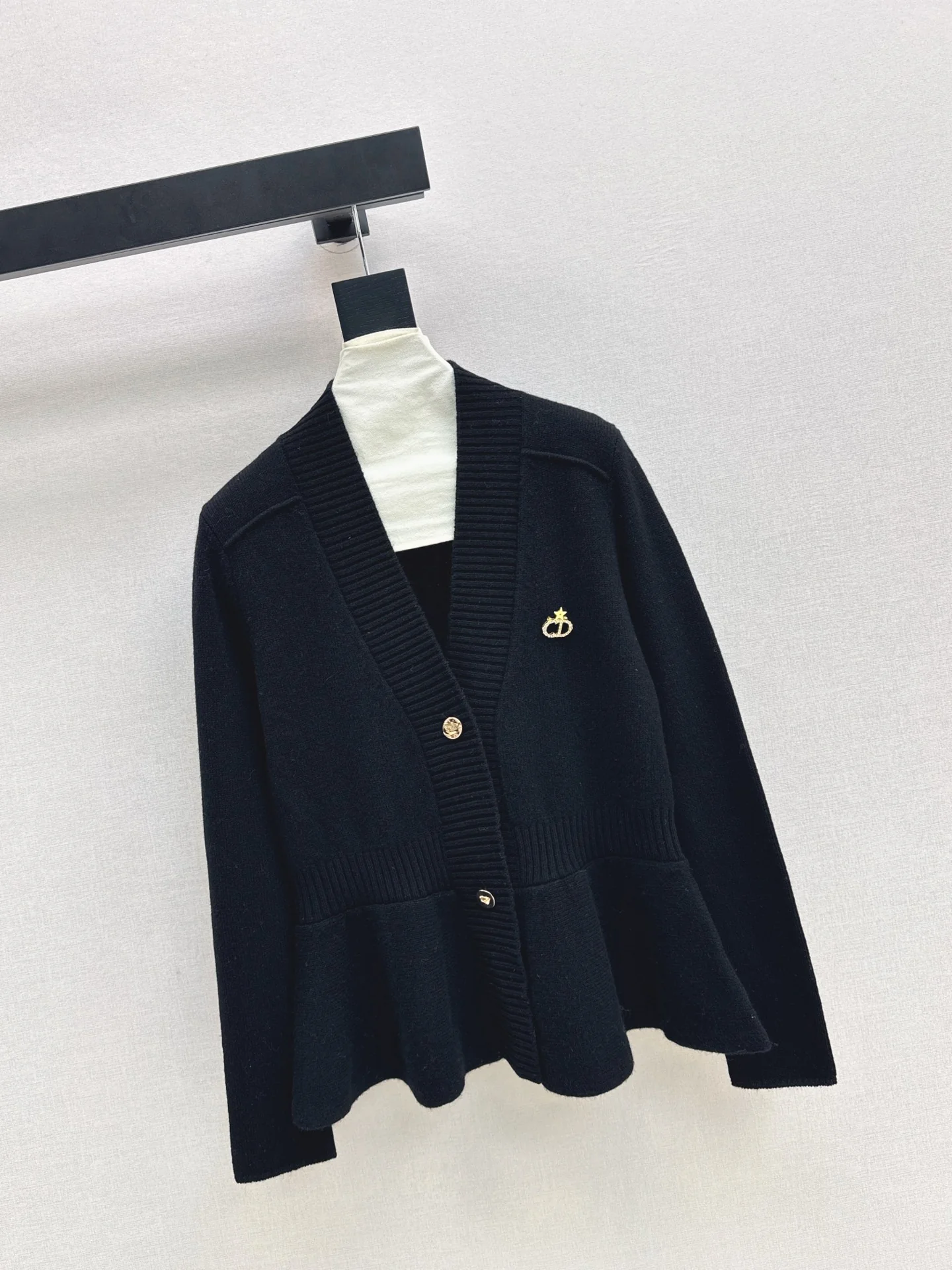 CD 26ss ruffle v-neck sweater