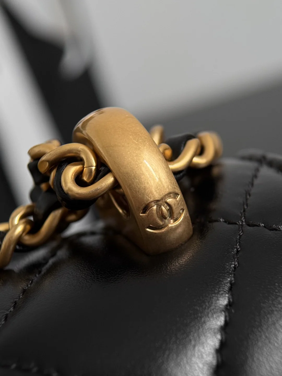 Chan 25S chain shoulder bag