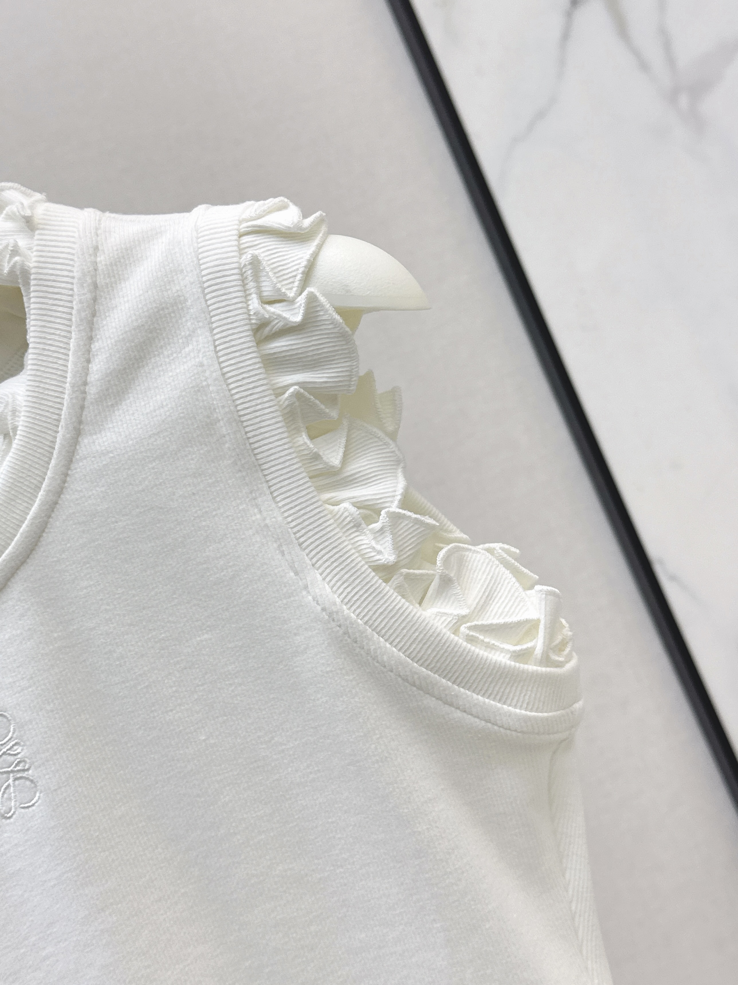 Loe 26ss ruffle vest