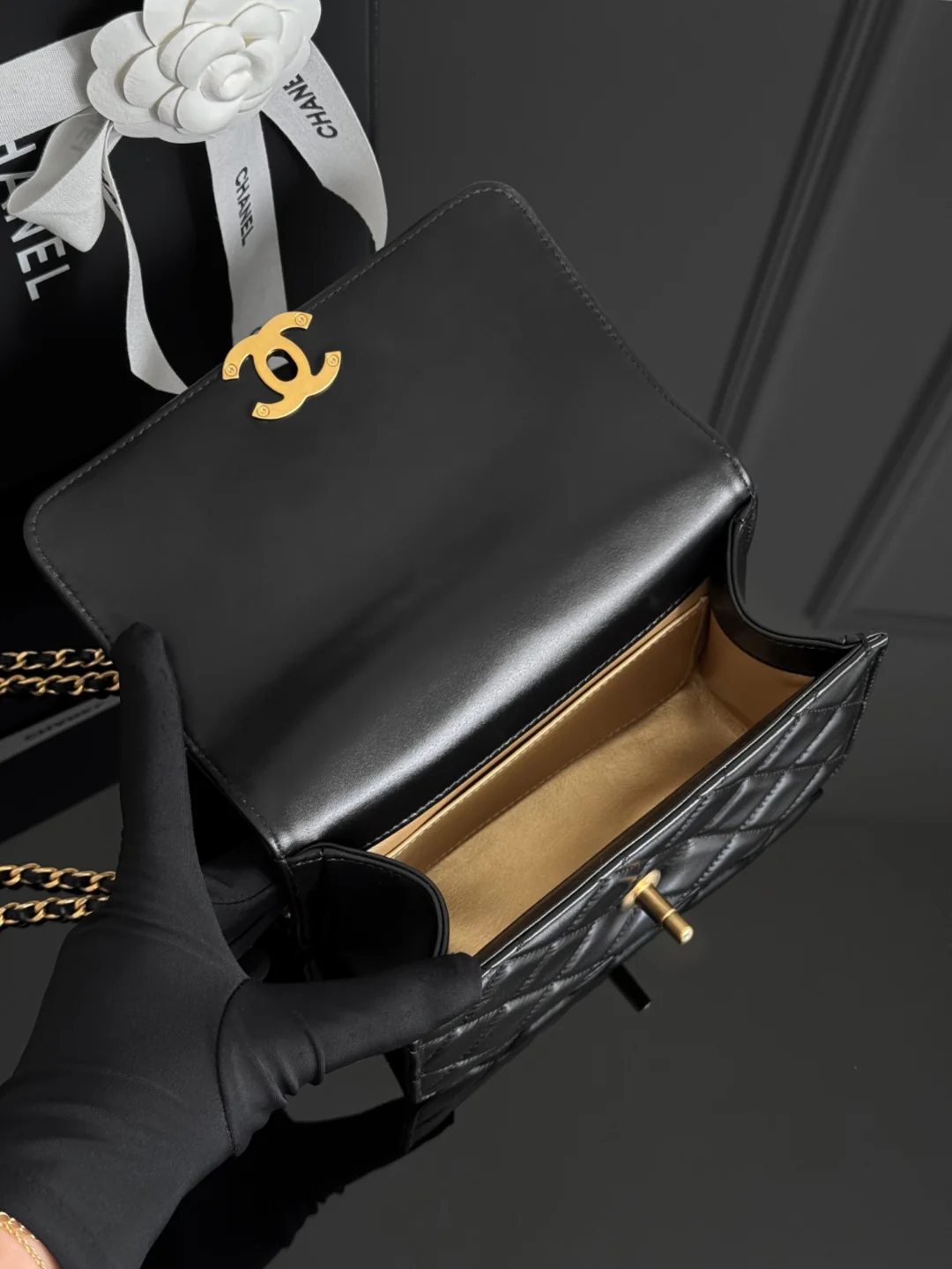 Chan 25S chain shoulder bag