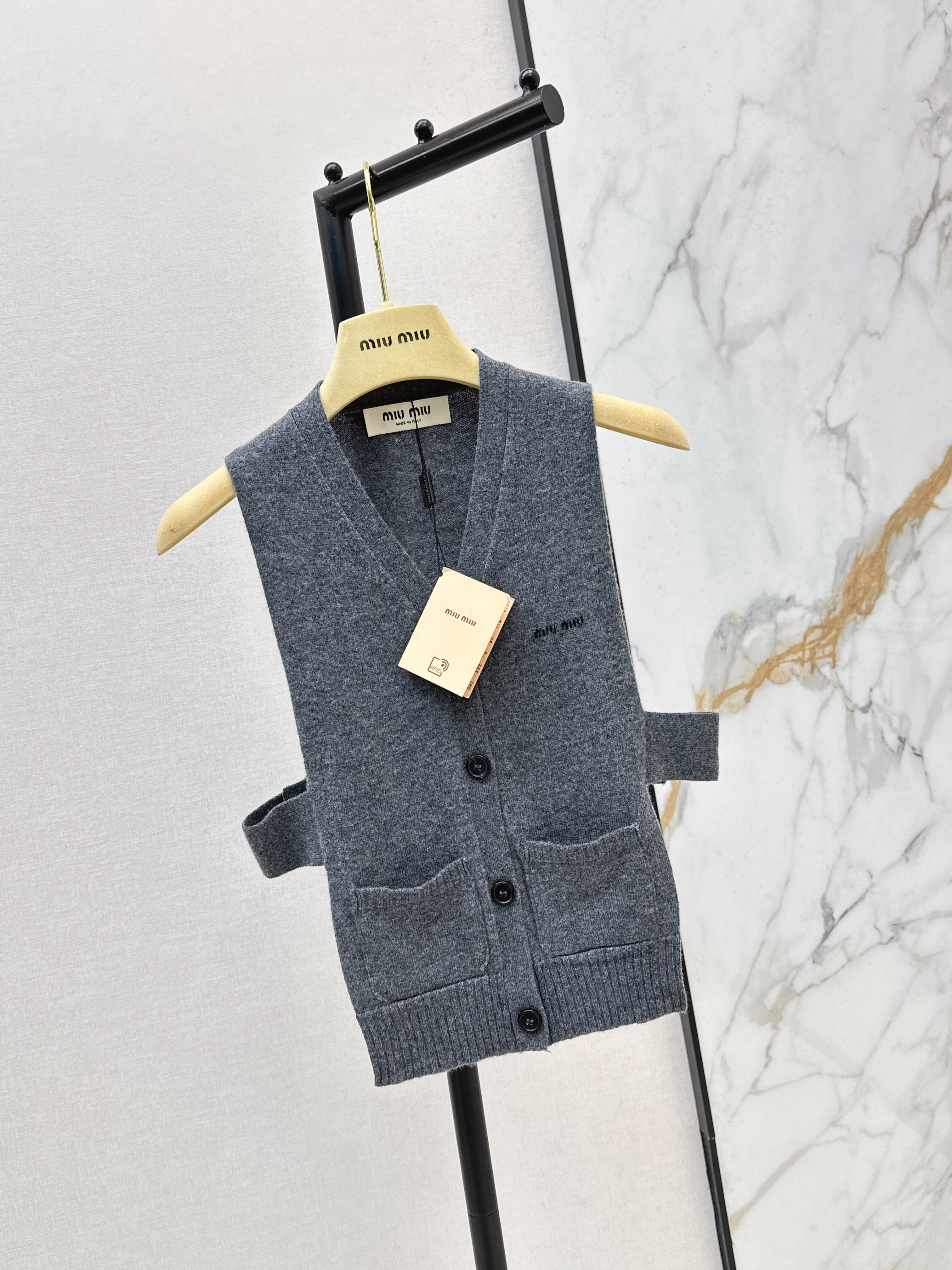 Miu 26ss cashmere vest