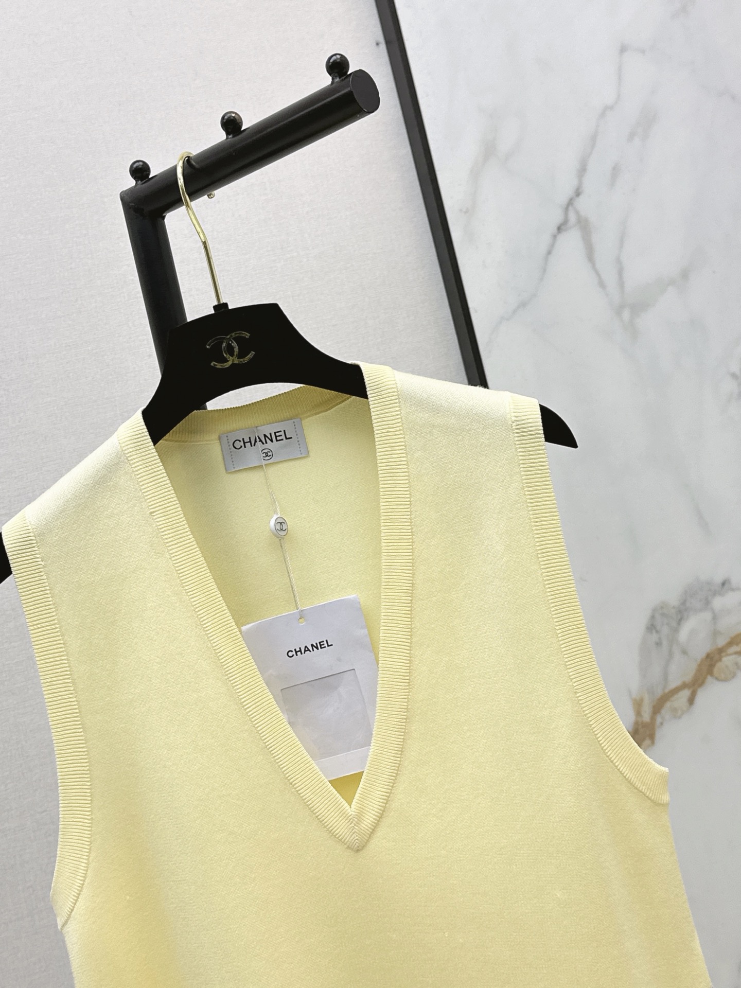 Chan 26ss v-neck sleeveless knitwear