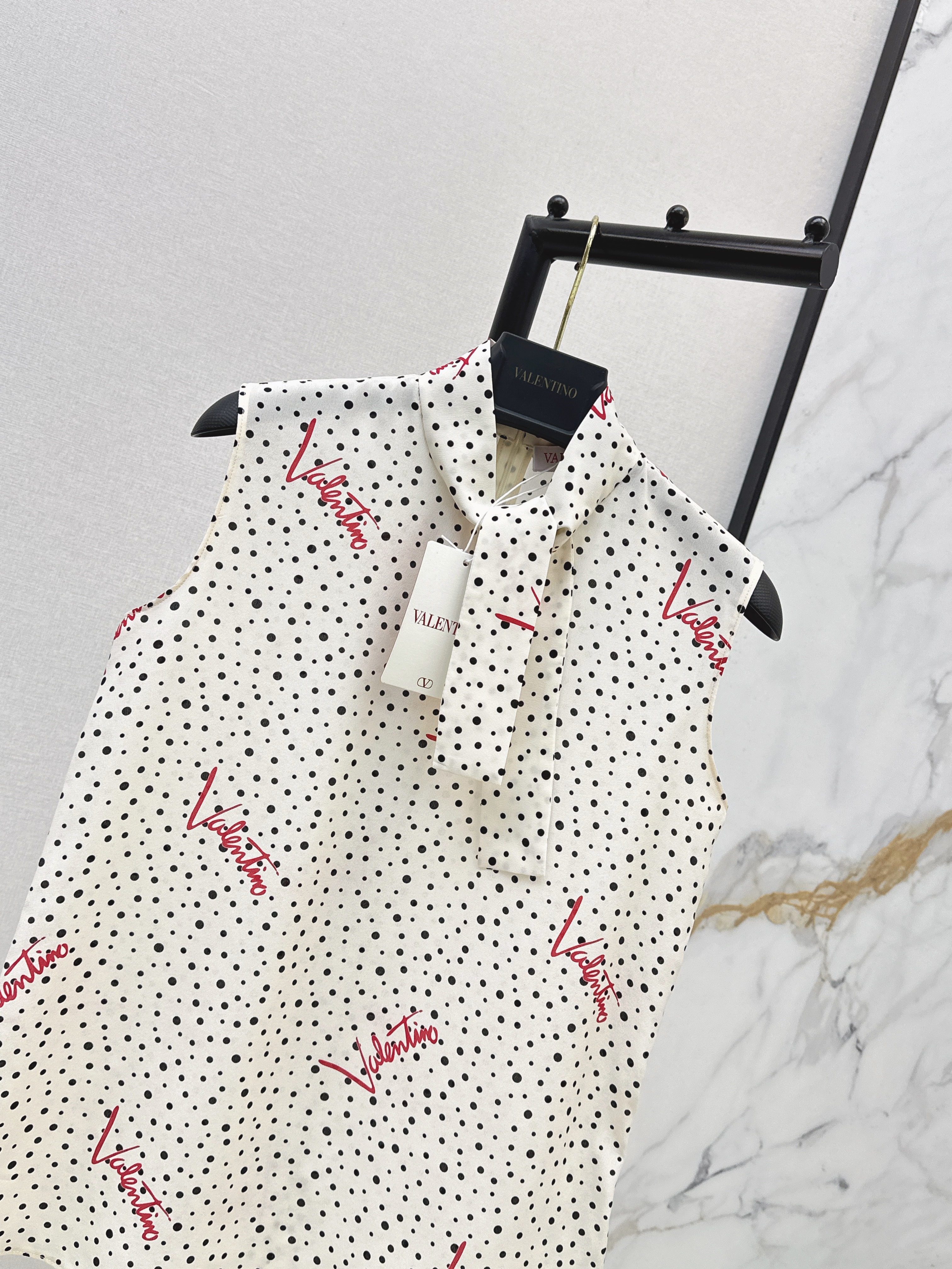 Valen 26ss sleeveless silk shirt