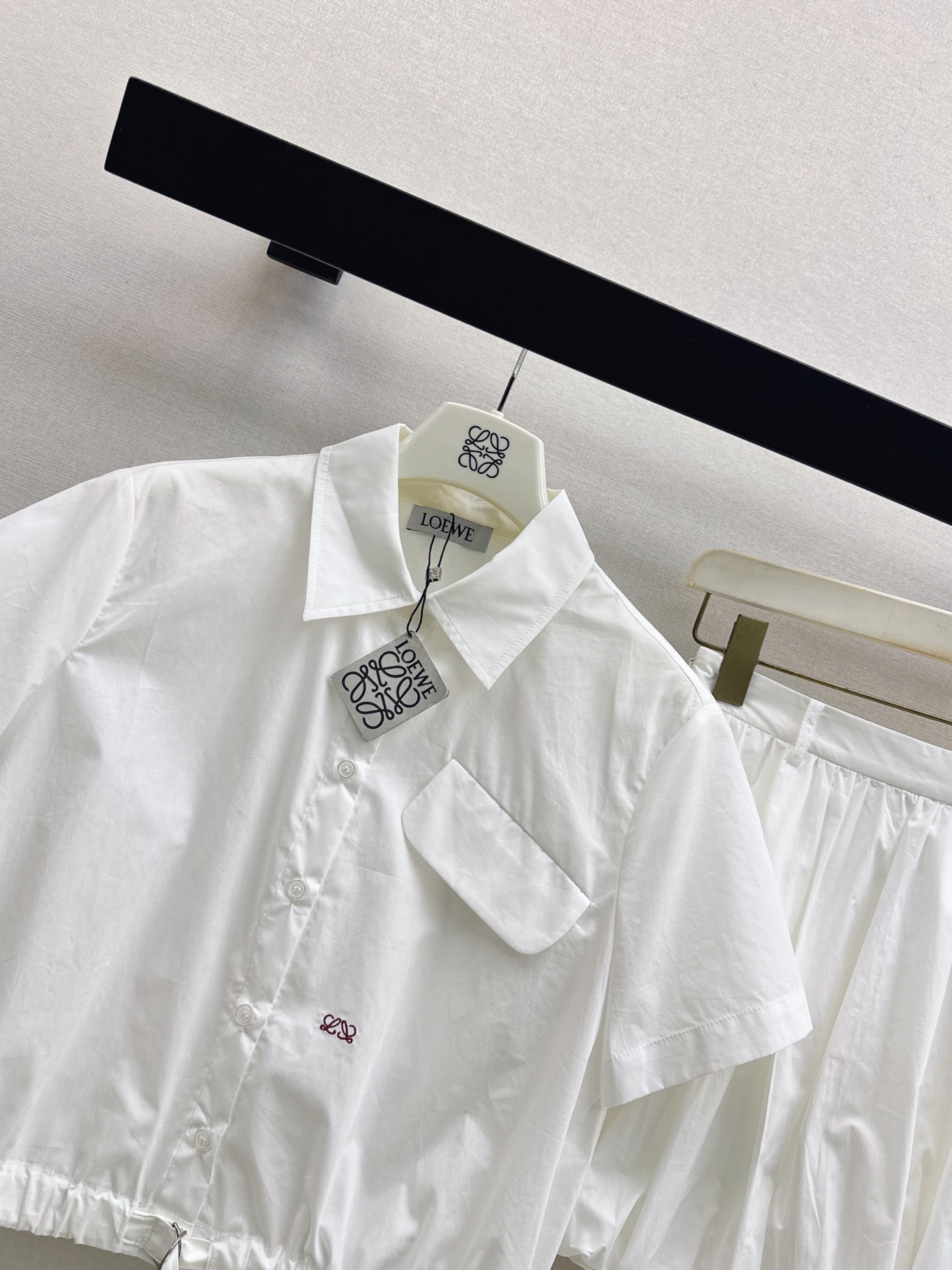 Loe 26ss cropped shirt mini skirt set