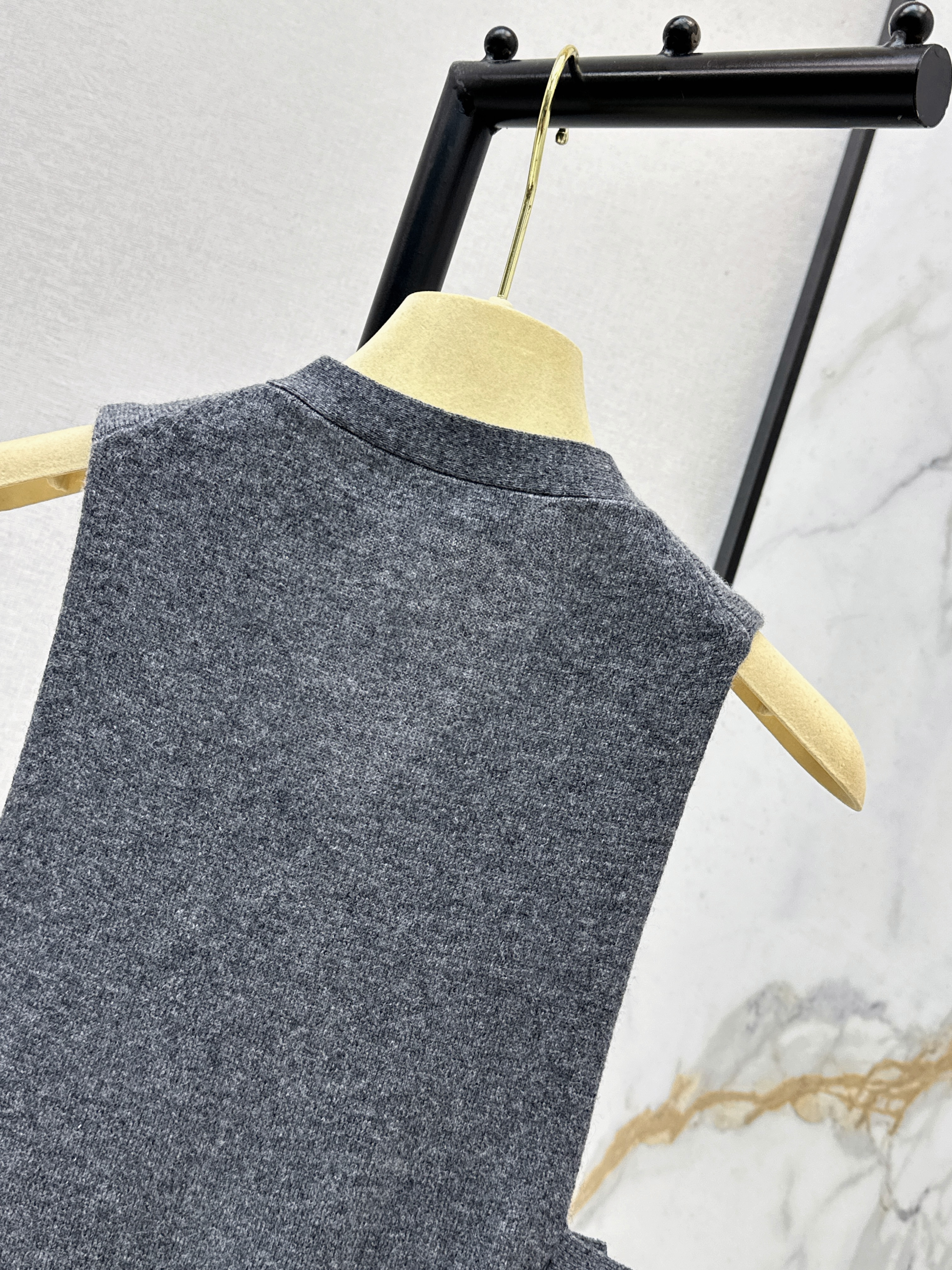 Miu 26ss cashmere vest