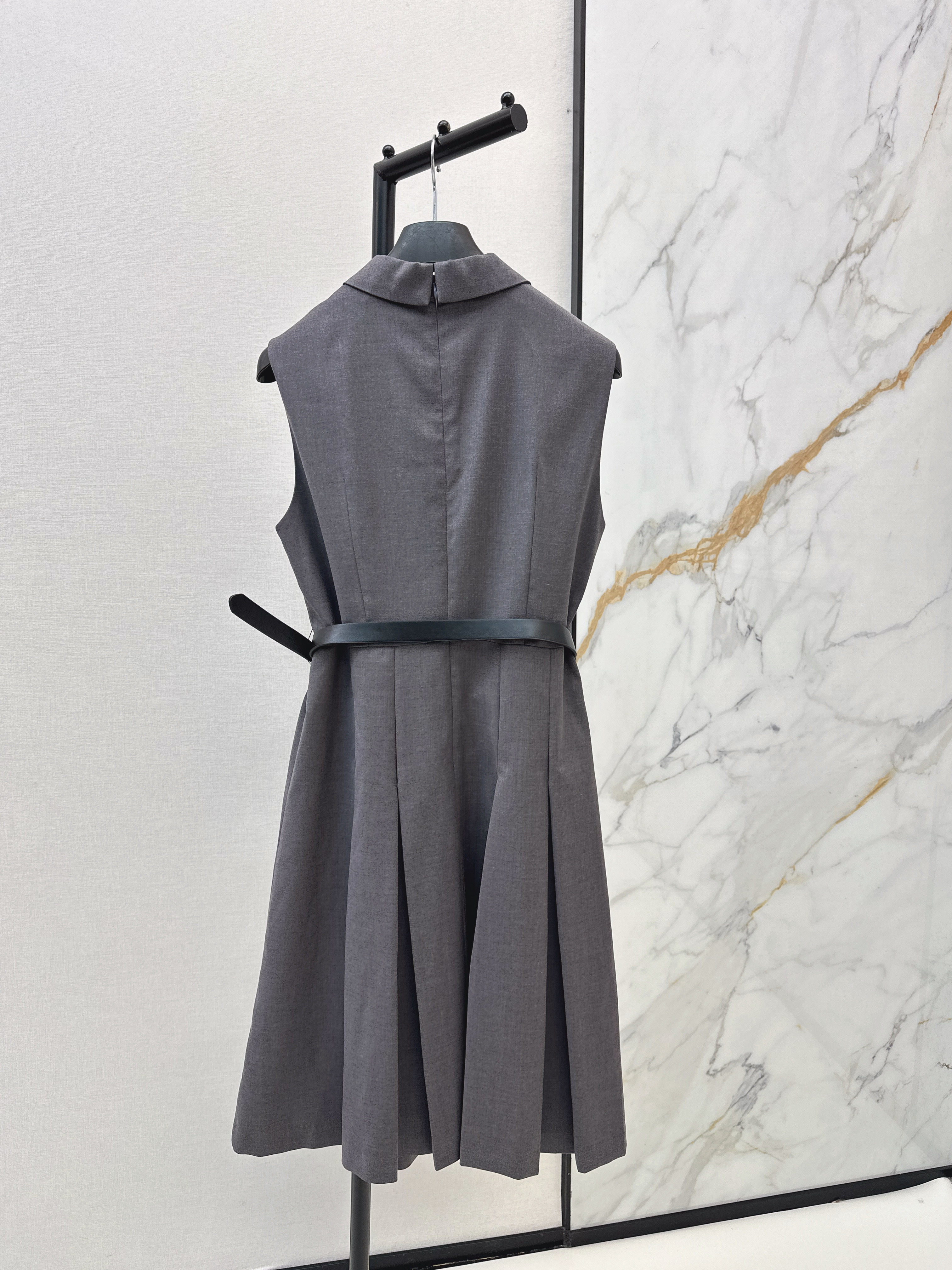 CD 26ss sleeveless belted dress