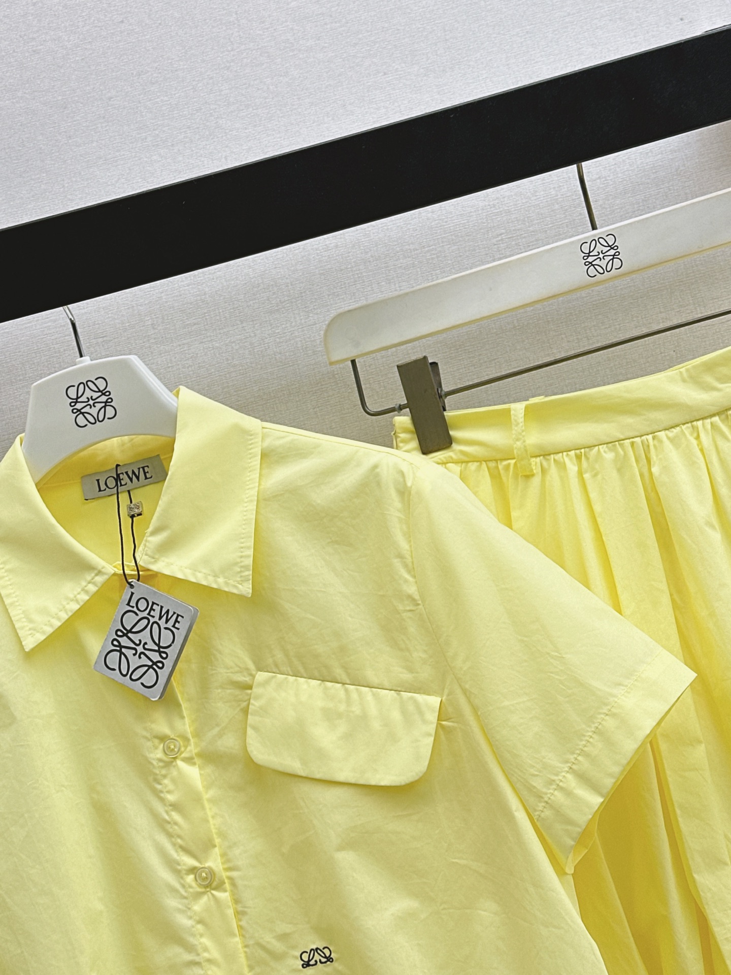 Loe 26ss cropped shirt mini skirt set