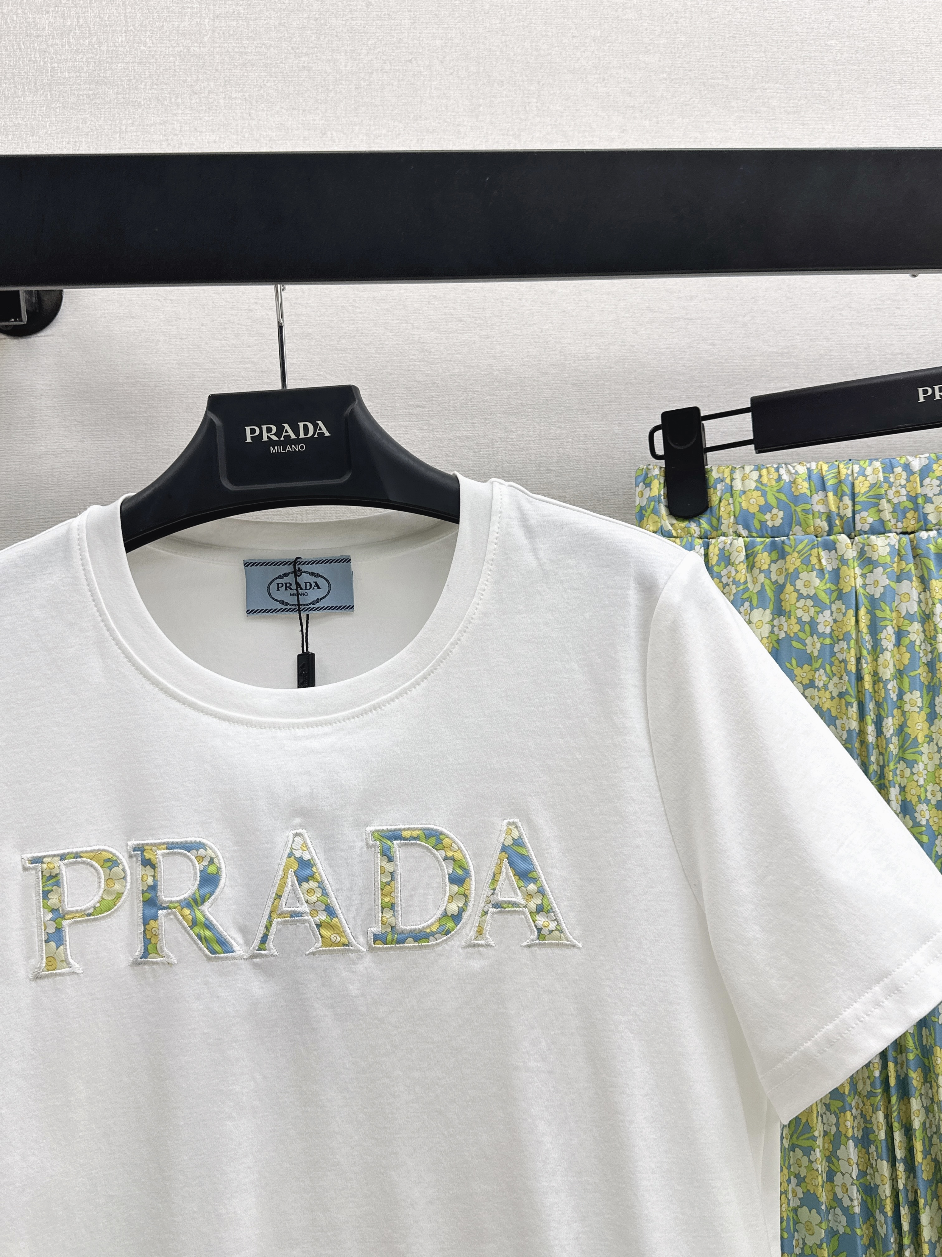 Pra 26ss t-shirt pleated skirt set