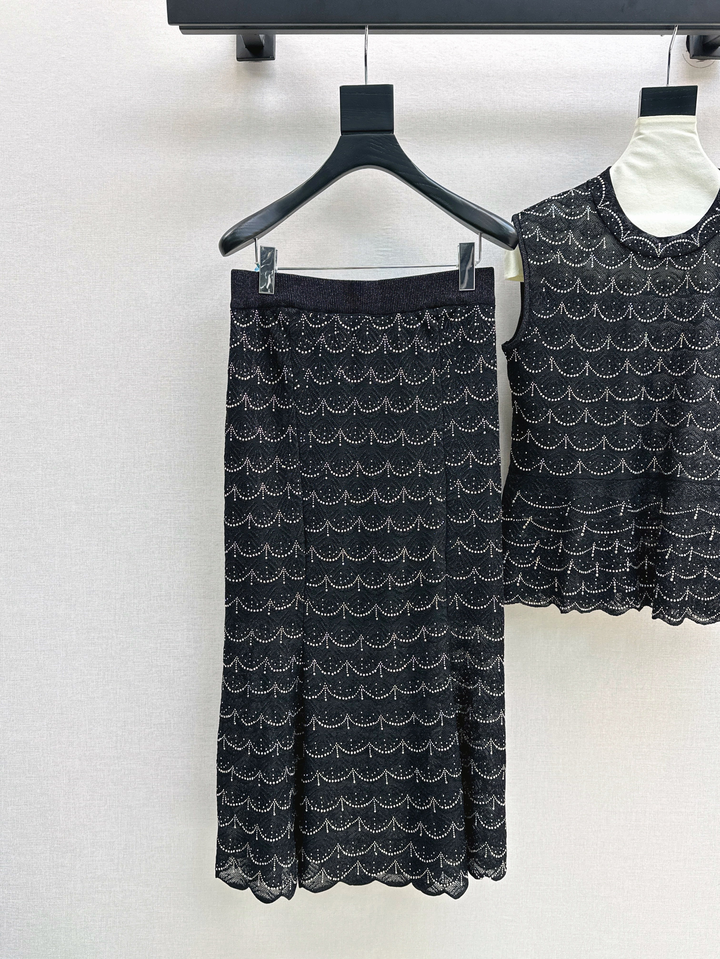 Chan 26ss rhinestone knitwear skirt set