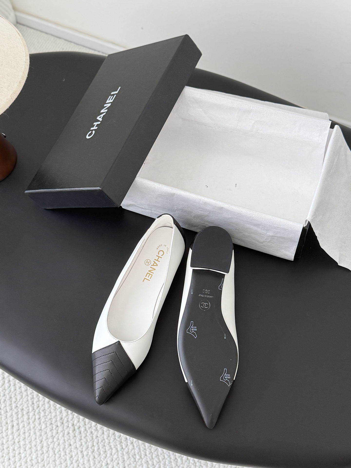 Chan 26C pointed toe flats