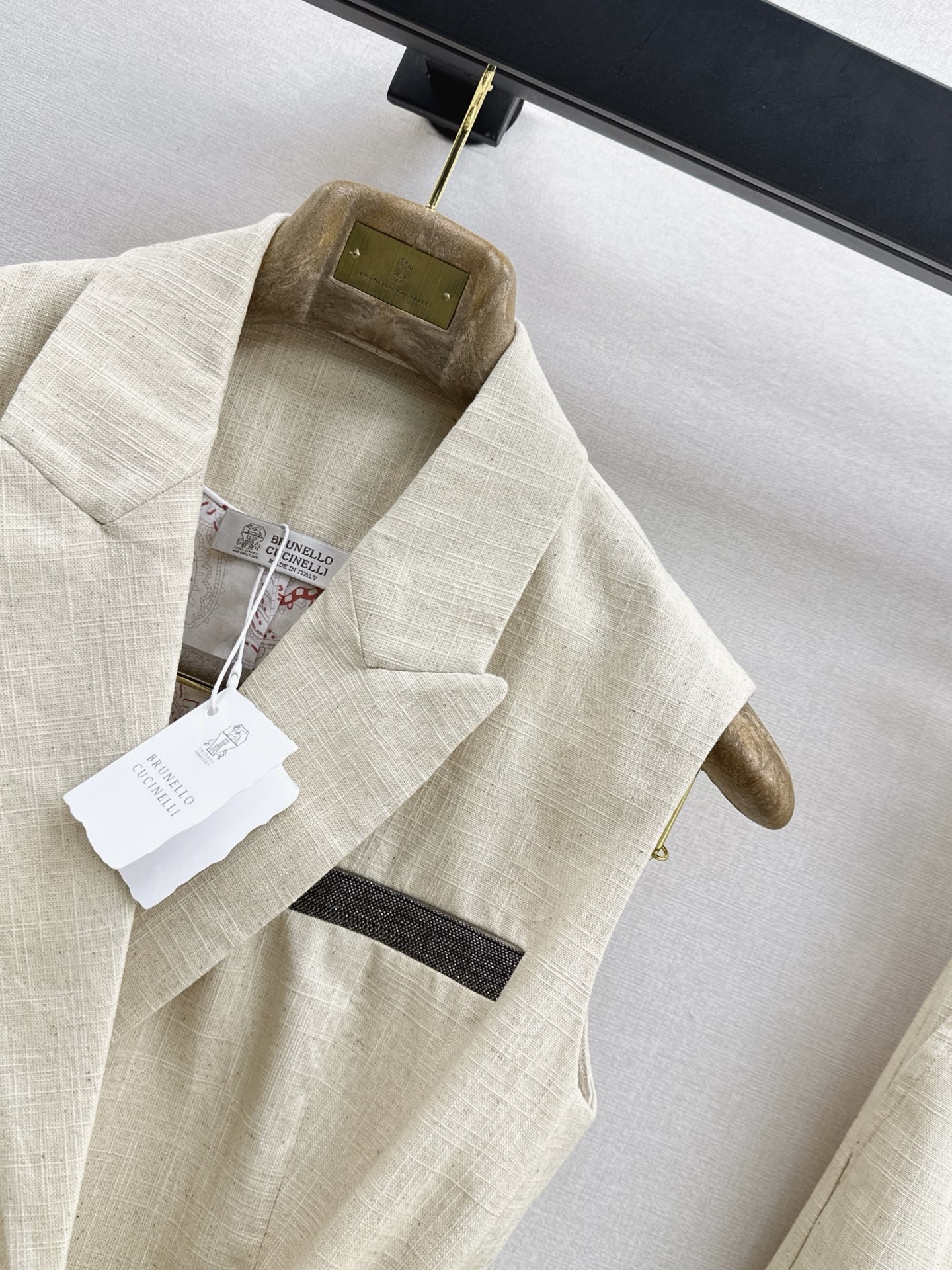 Brun 26ss sleeveless belted shirt