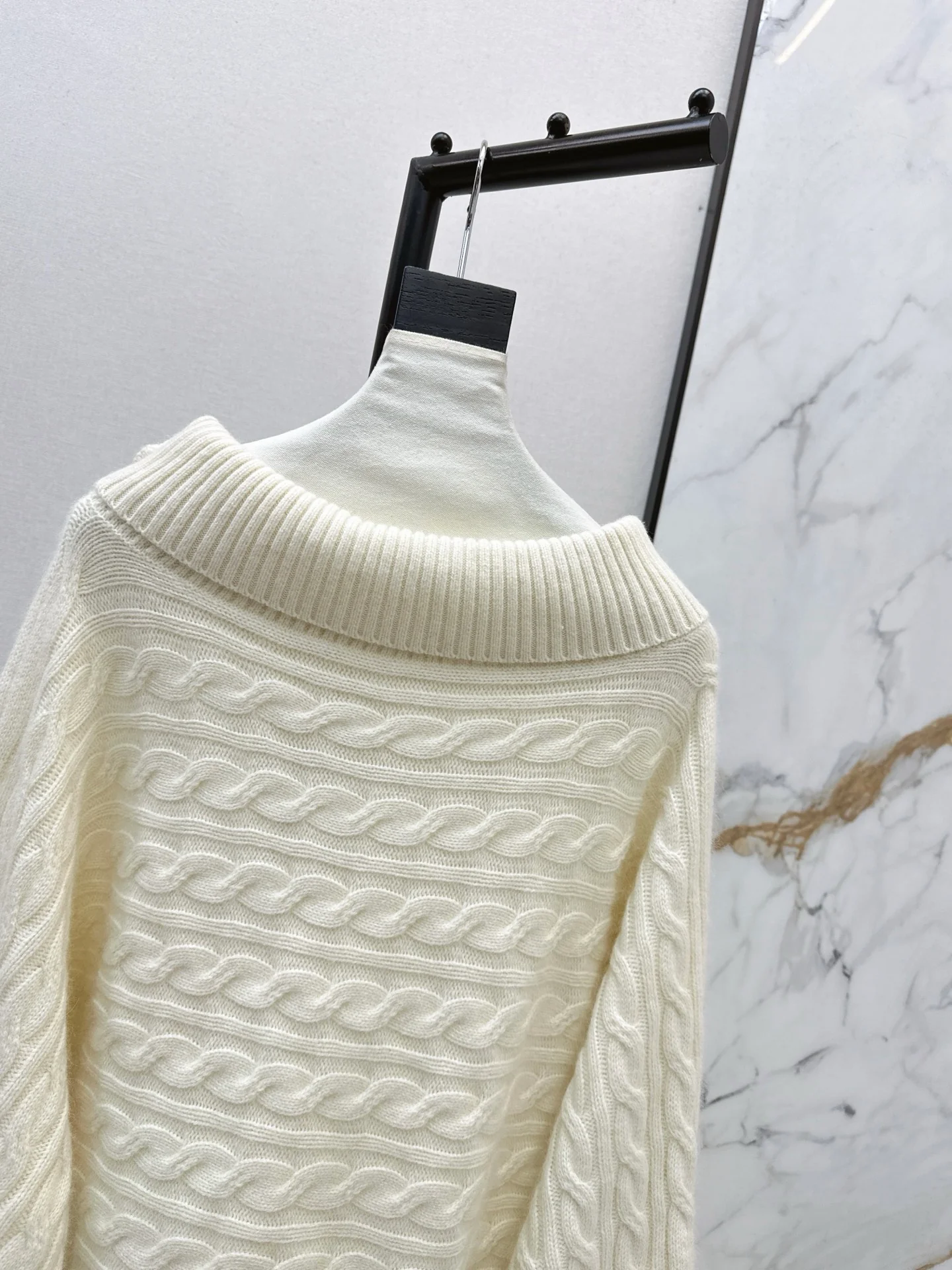 Chan 26ss off shoulder top sweater