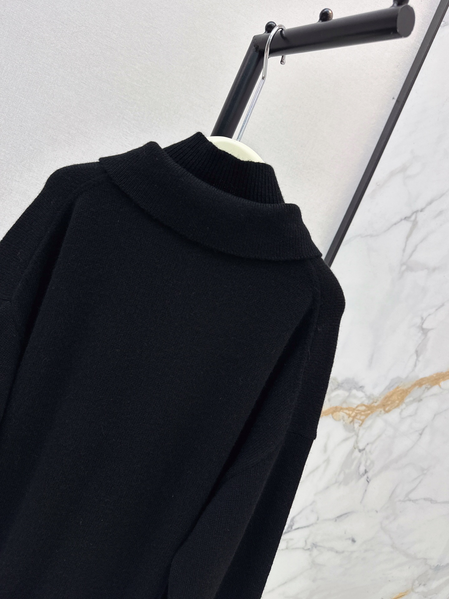 Her 26ss cashmere sweater