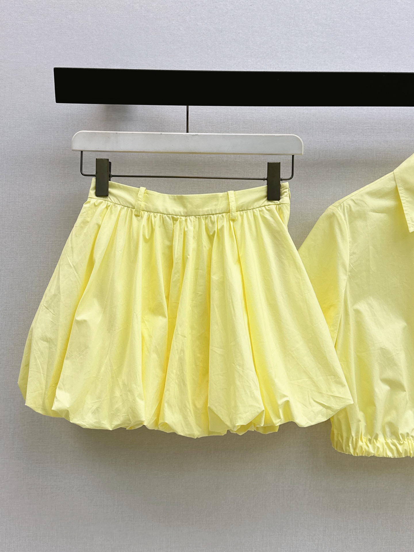 Loe 26ss cropped shirt mini skirt set