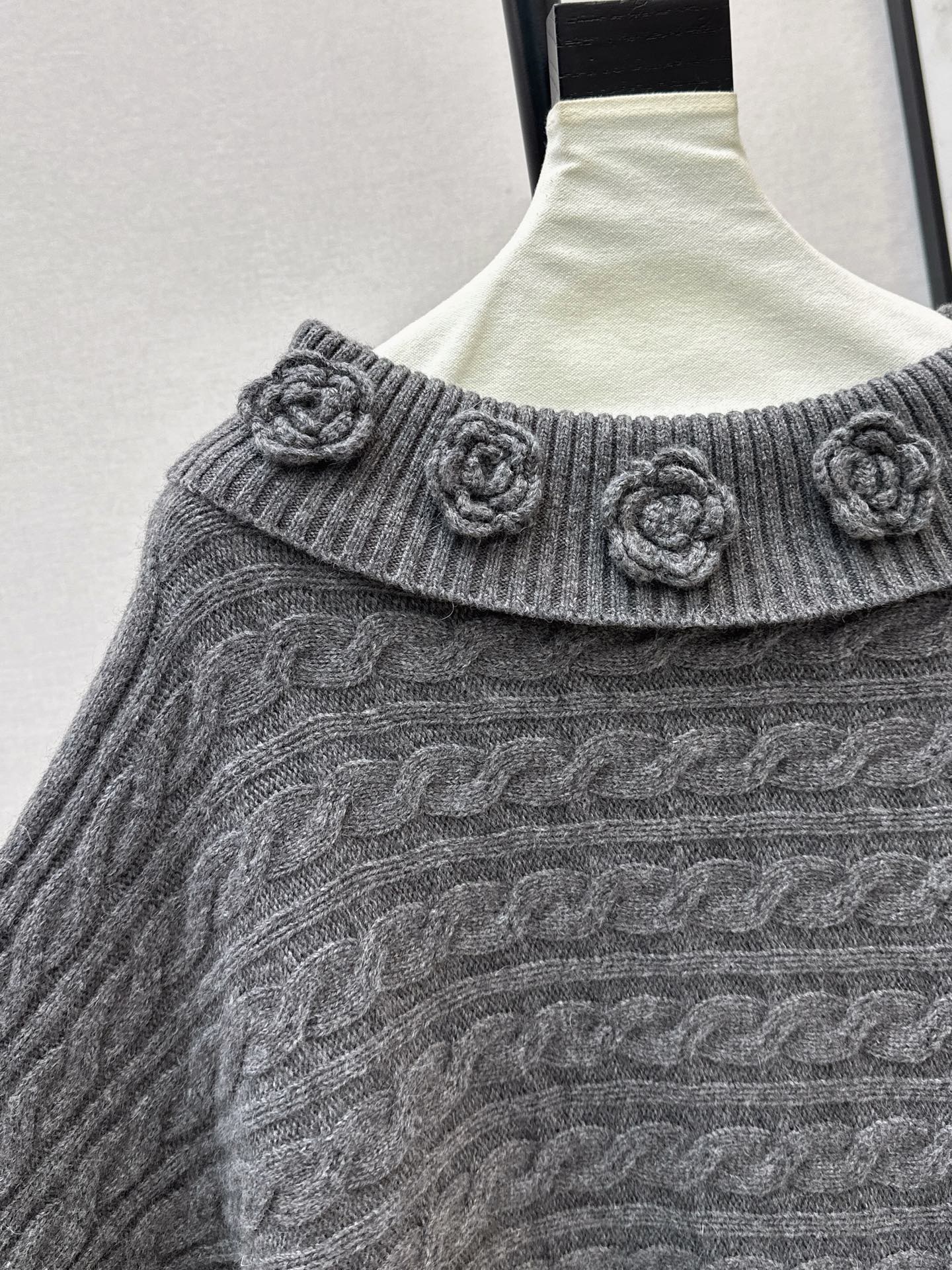 Chan 26ss off shoulder top sweater