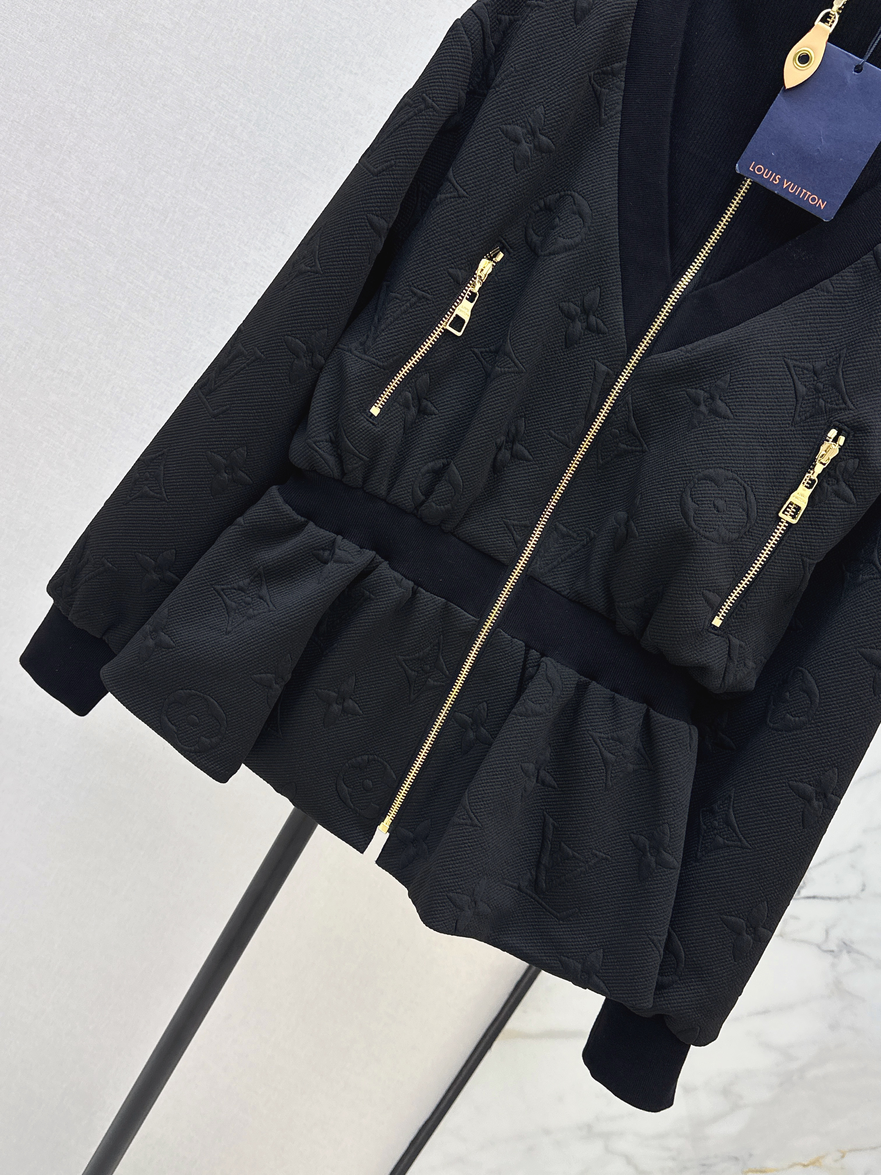 Loui 26ss embossed zip-up peplum jacket